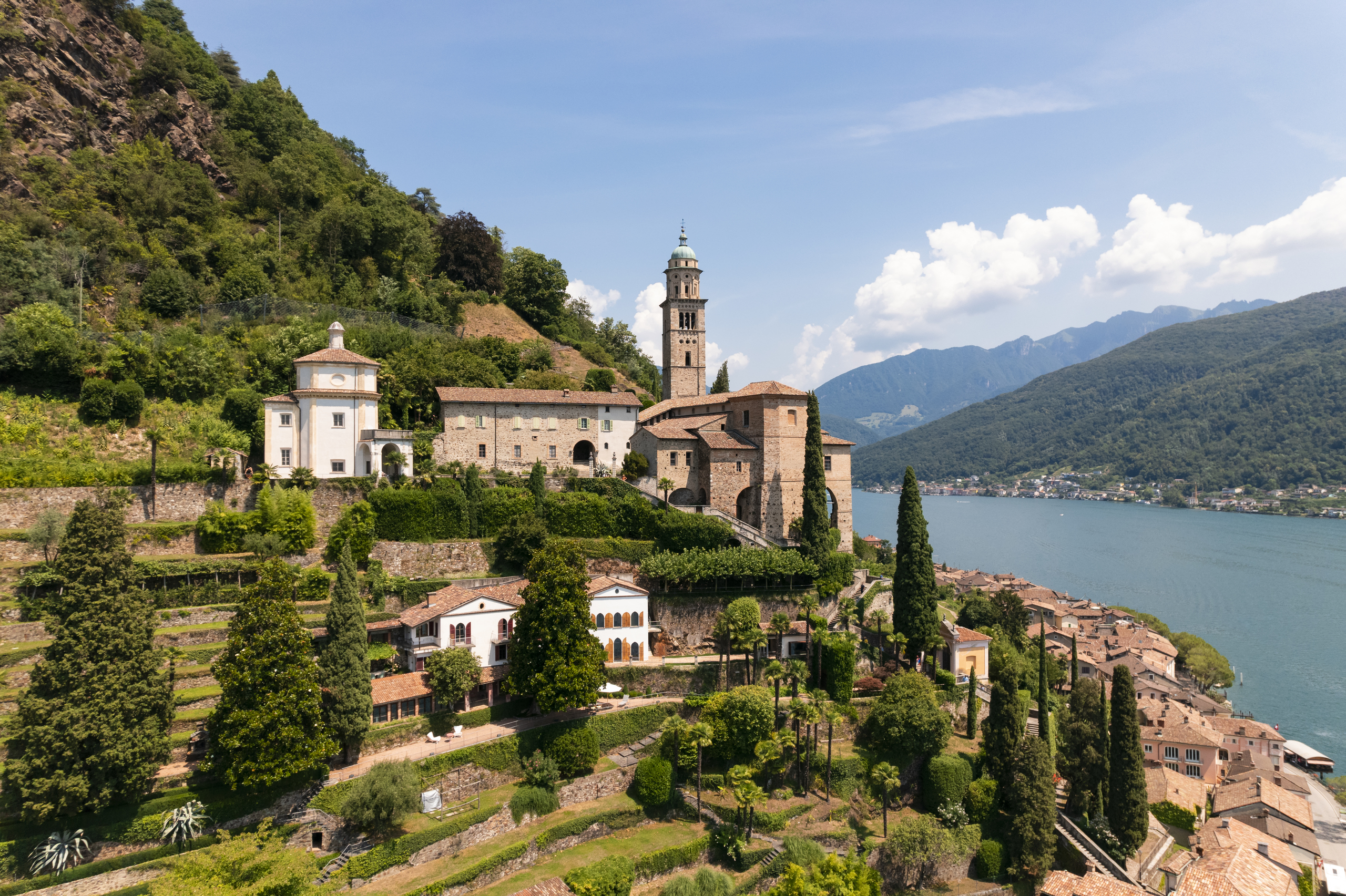 Historische Hügellandschaft mit Klosteranlage am See