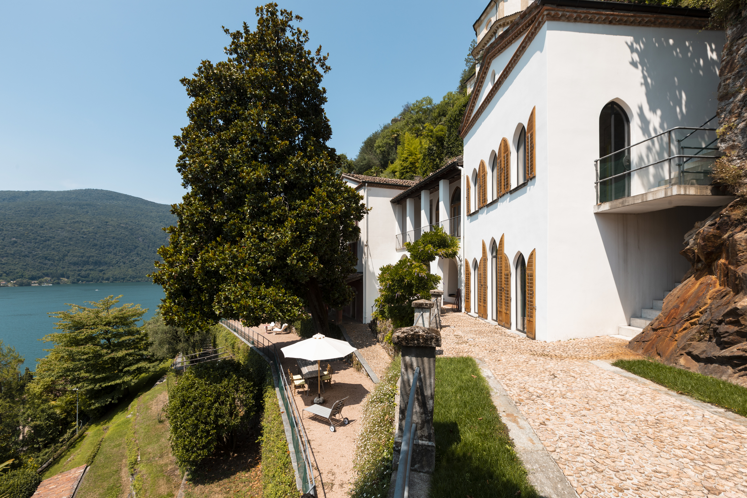 Seeblick auf eine mediterrane Villa mit Terrasse