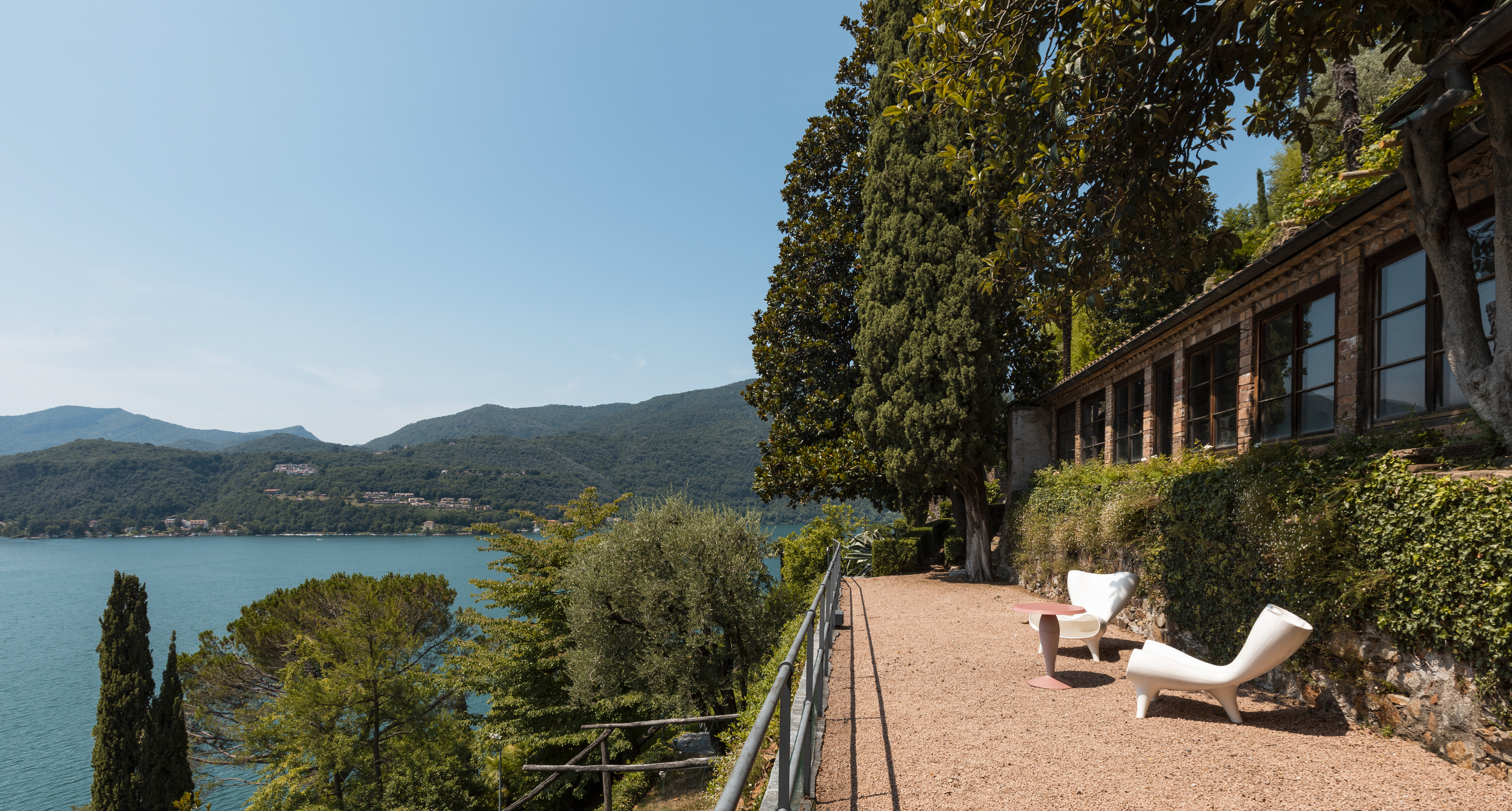 Seeblick-Terrasse mit Garten und Gebäude