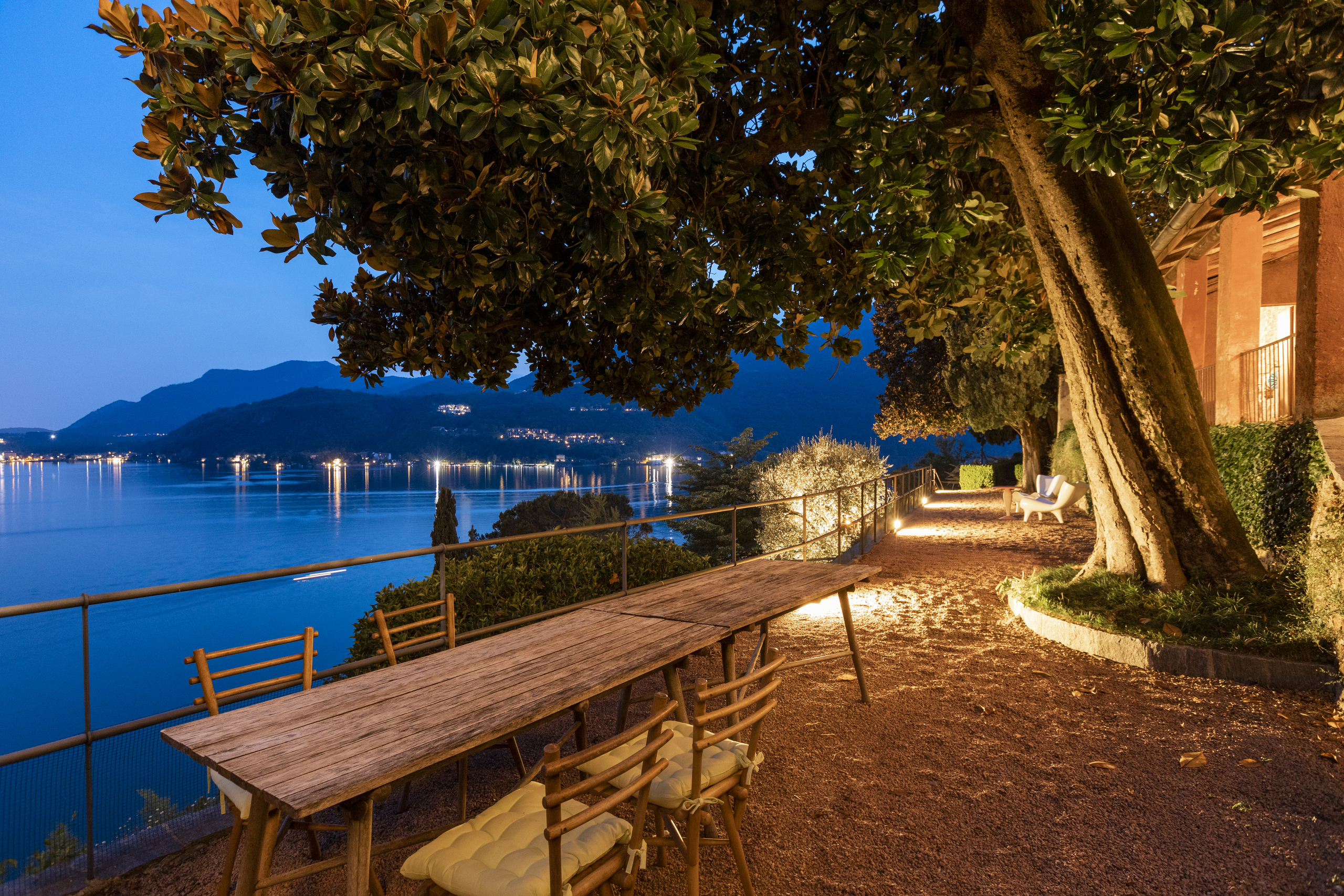 Uferterrasse mit Seeblick bei Dämmerung