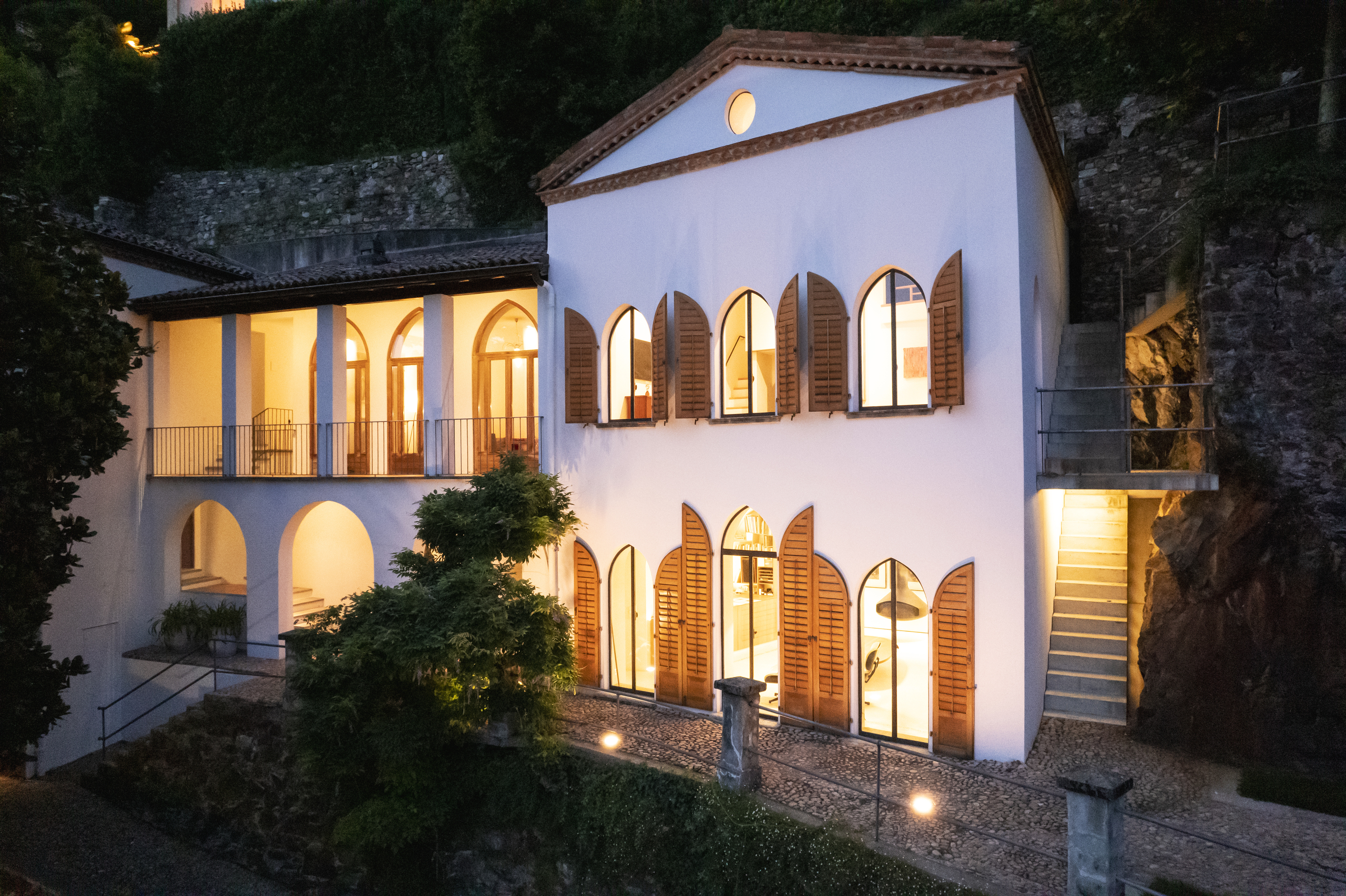Mediterrane Villa mit beleuchtetem Außenbereich