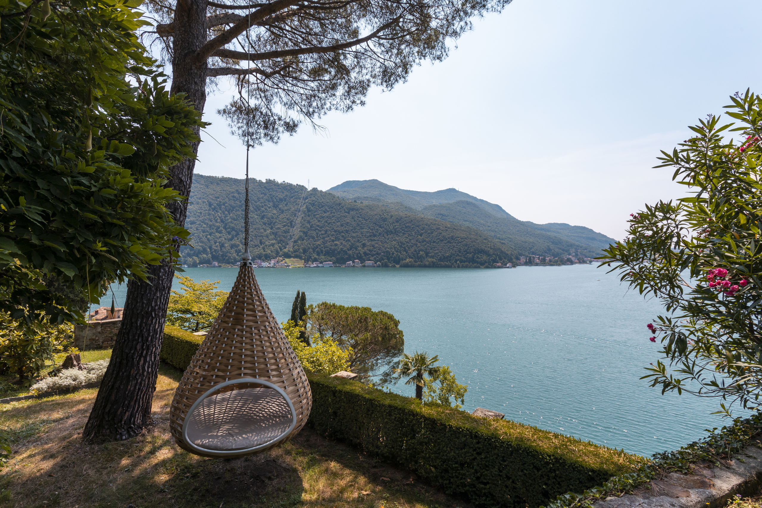 Seeblick mit Gartenmöbel