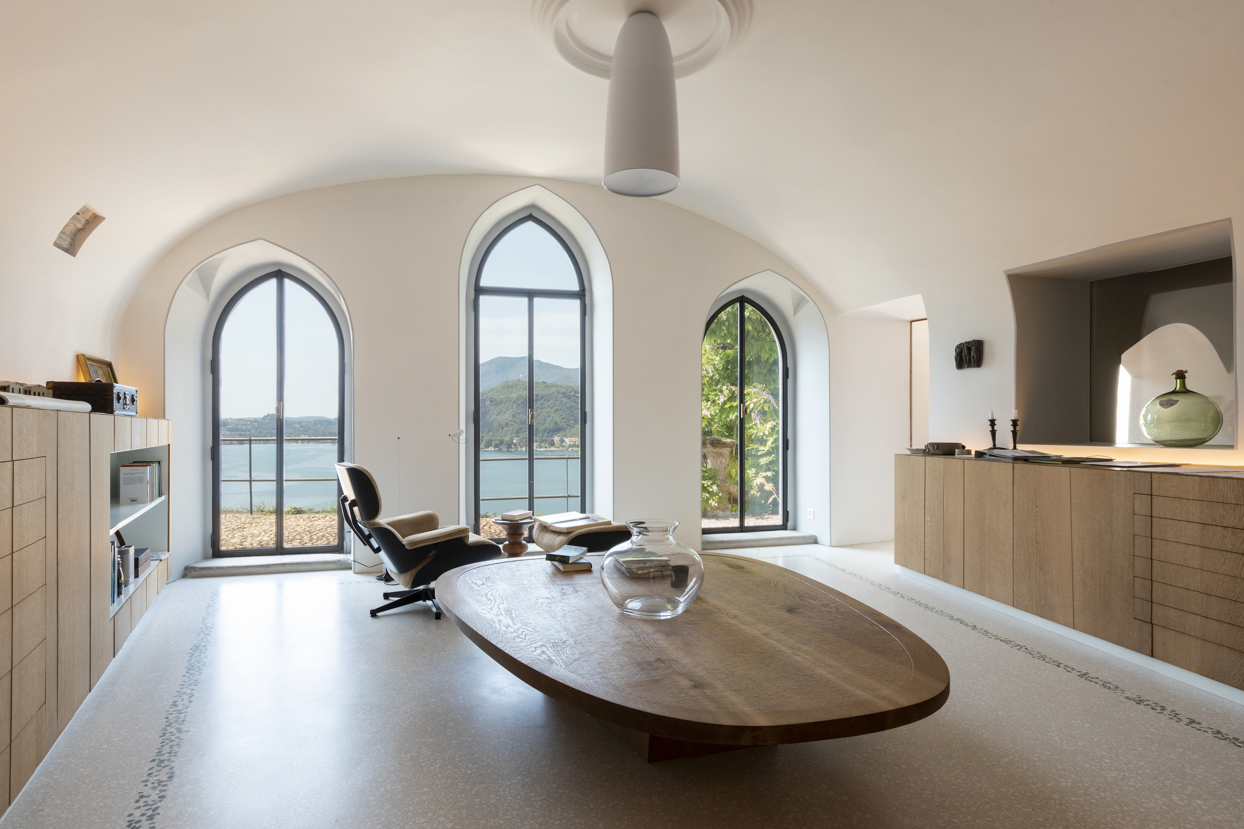 Elegantes Wohn- oder Arbeitszimmer mit Seeblick