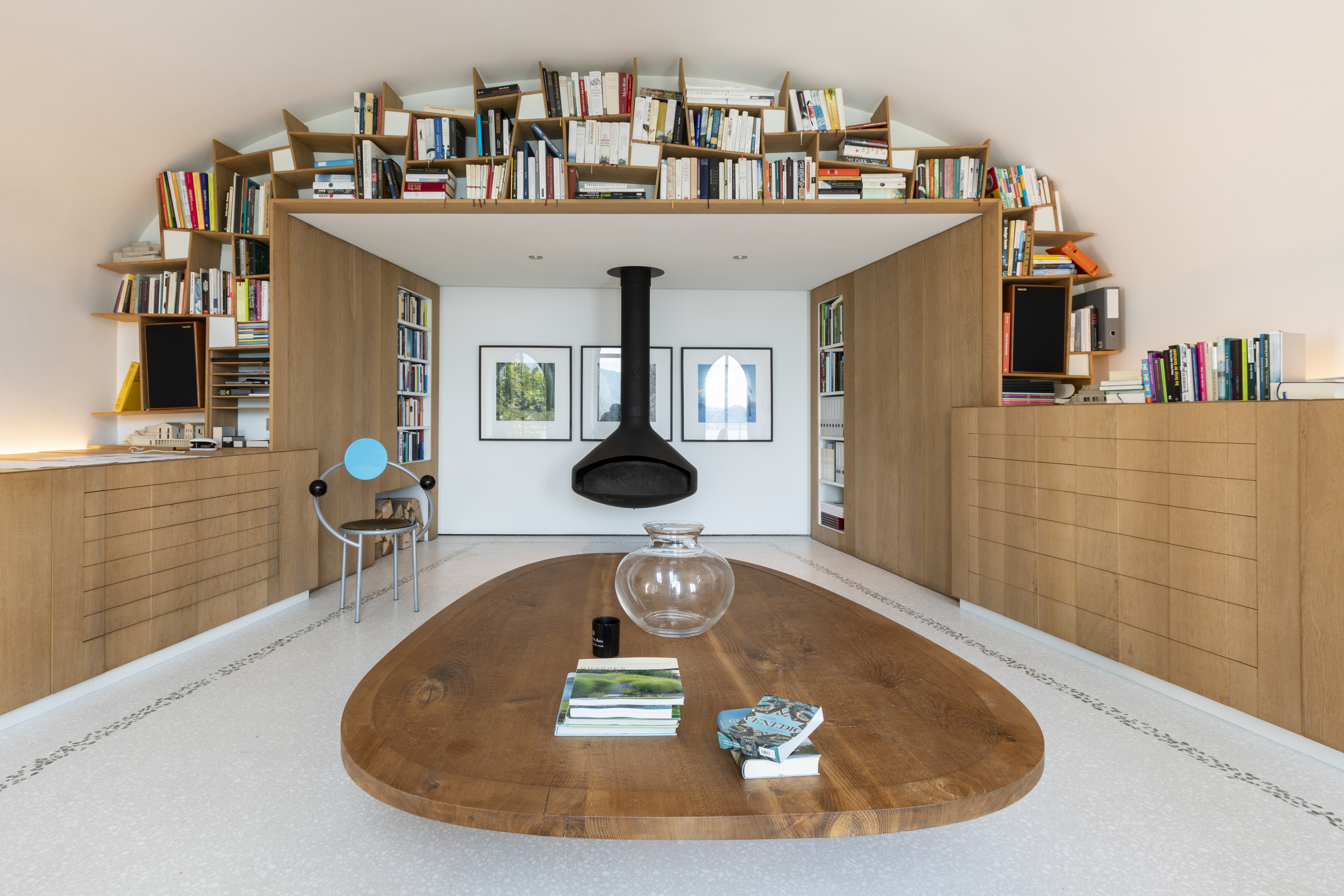 Modernes Wohn- und Bibliothekszimmer mit Kamin