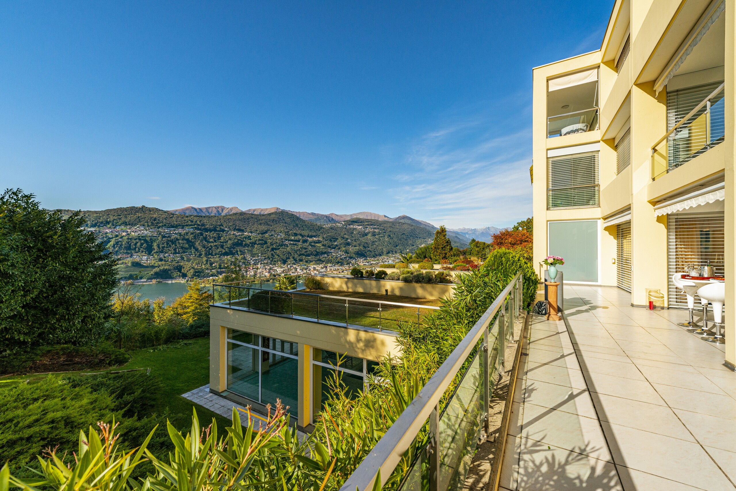 Balkon mit Seeblick und Bergpanorama