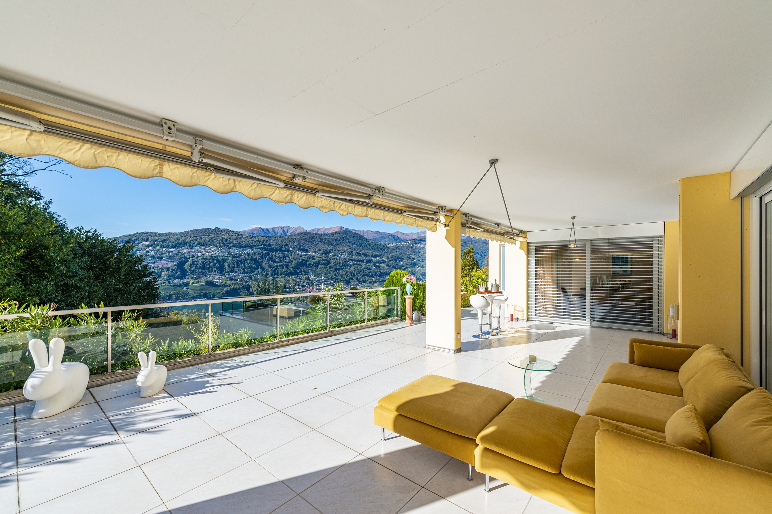 Großzügige überdachte Terrasse mit Panoramablick