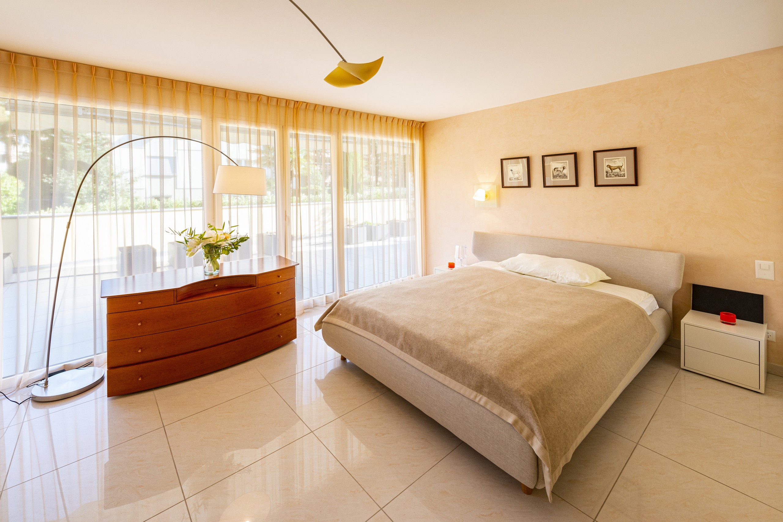 Helles Schlafzimmer mit großer Fensterfront