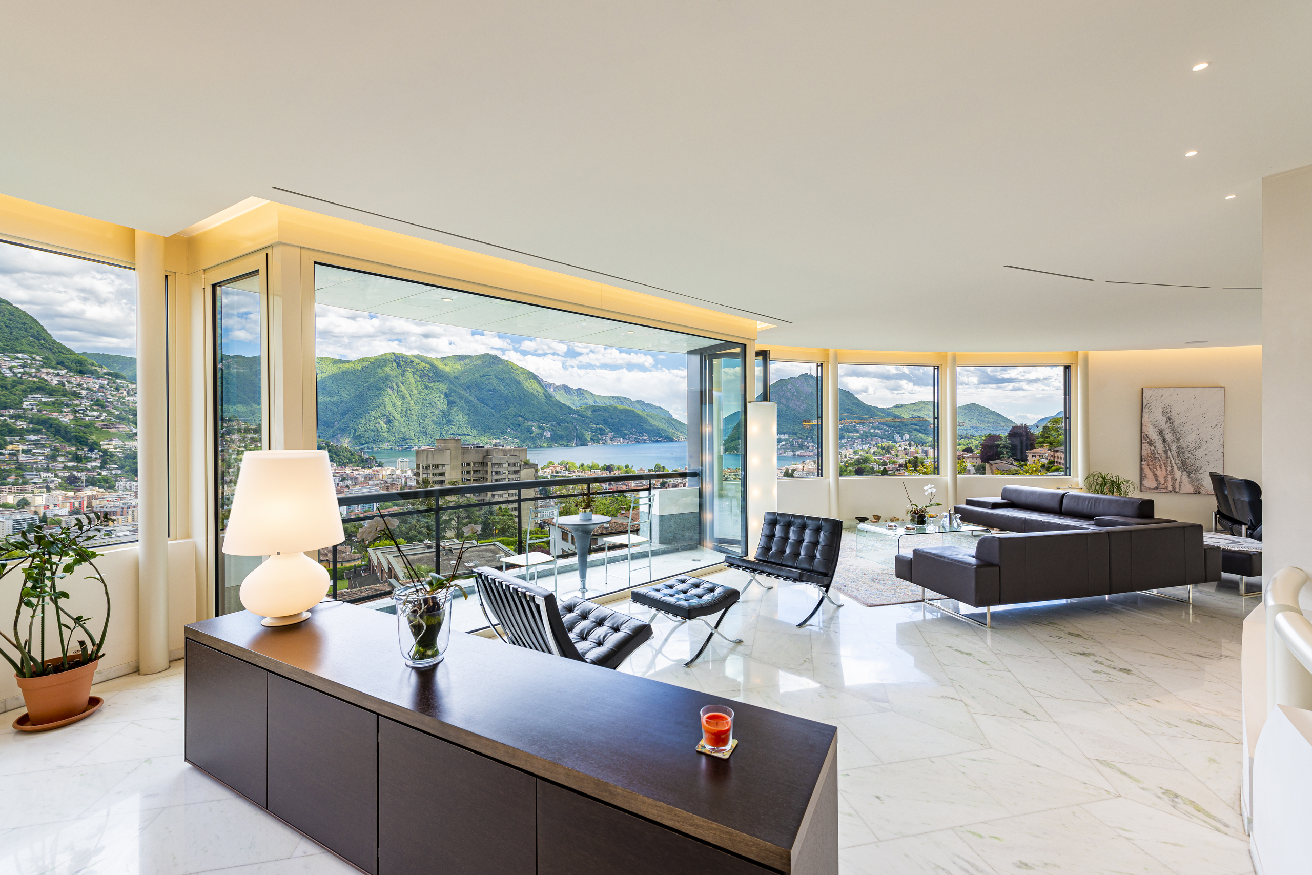 Luxuriöses Wohnzimmer mit Panoramablick