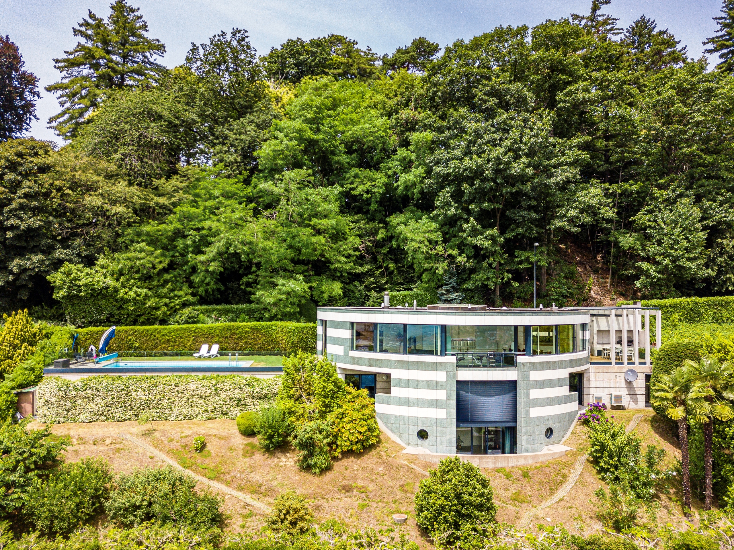 Moderne Villa mit Pool und Hanglage im Grünen