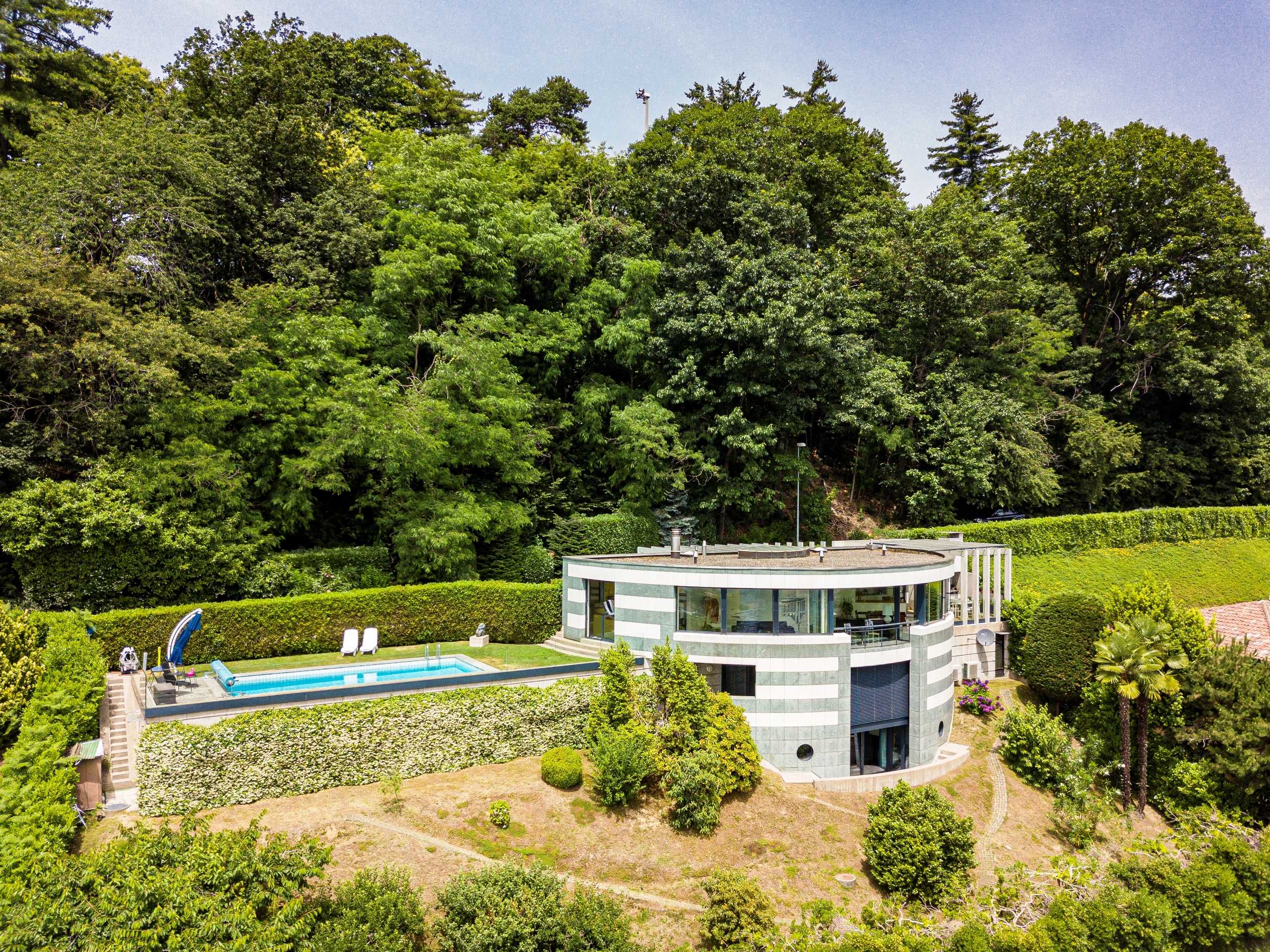 Luxusvilla mit Pool und Parkanlage
