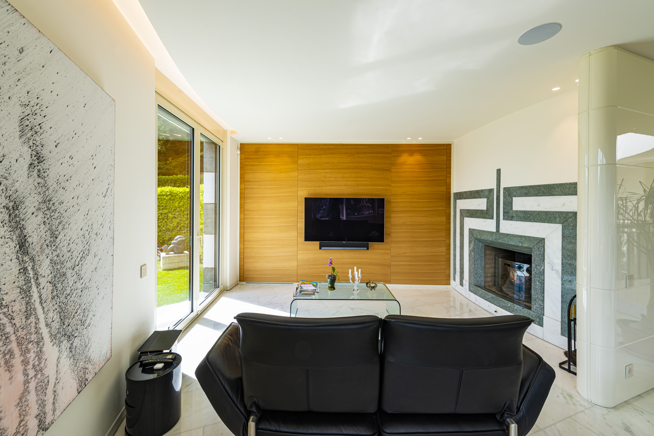 Moderner Wohnraum mit Kamin und Glasfront