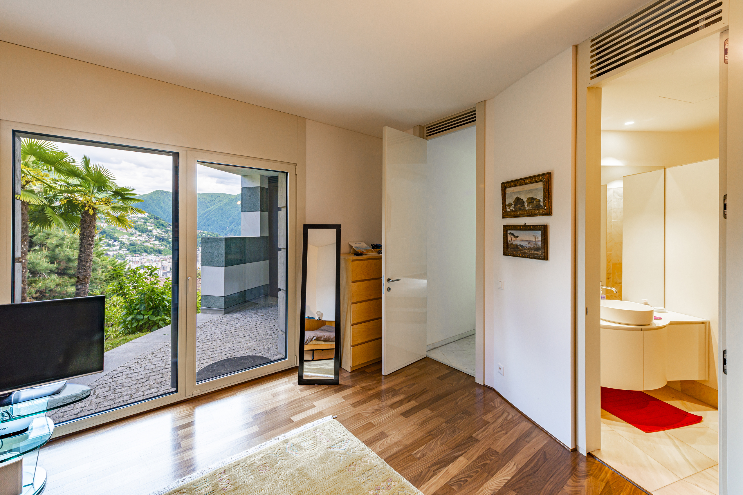 Helles Schlafzimmer mit Balkonblick und Badzugang