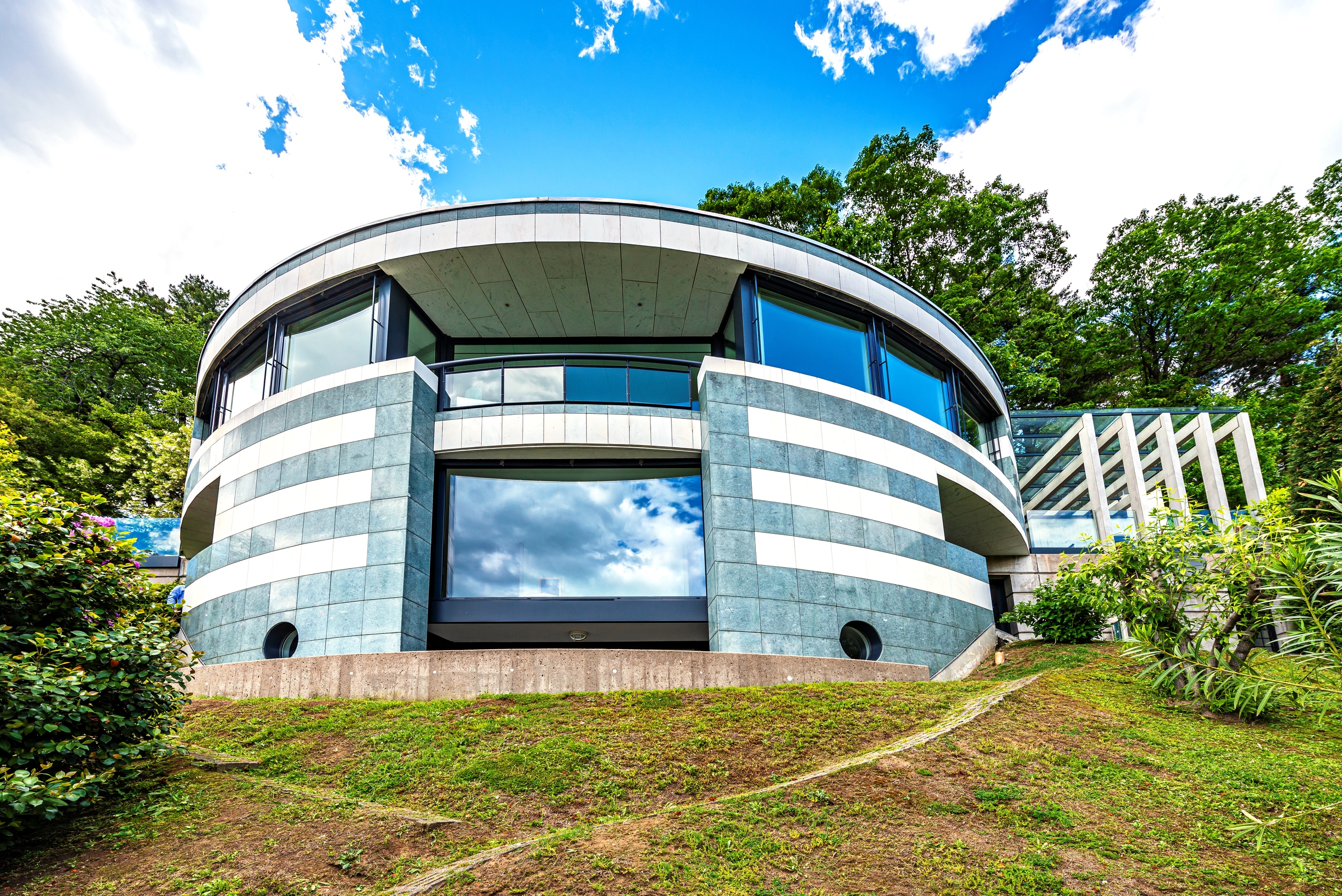 Modernes, rundes Architekturhaus im Grünen
