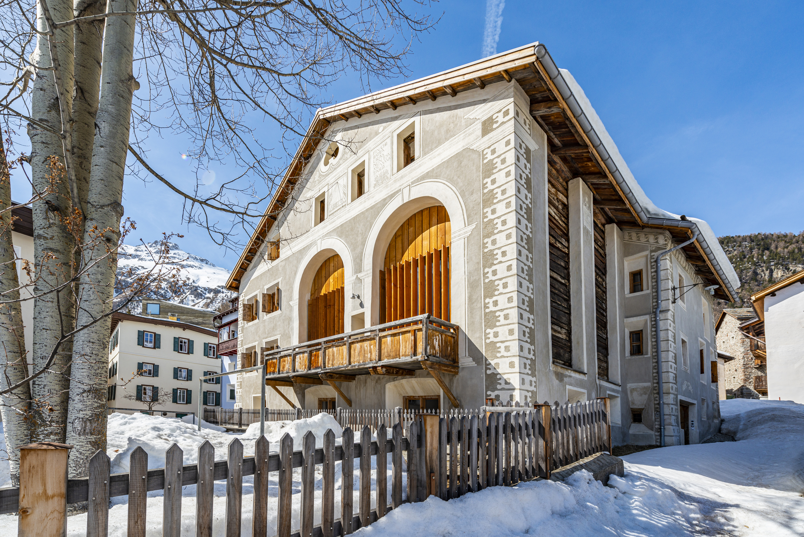 Schneebedecktes Chalet mit Bergkulisse