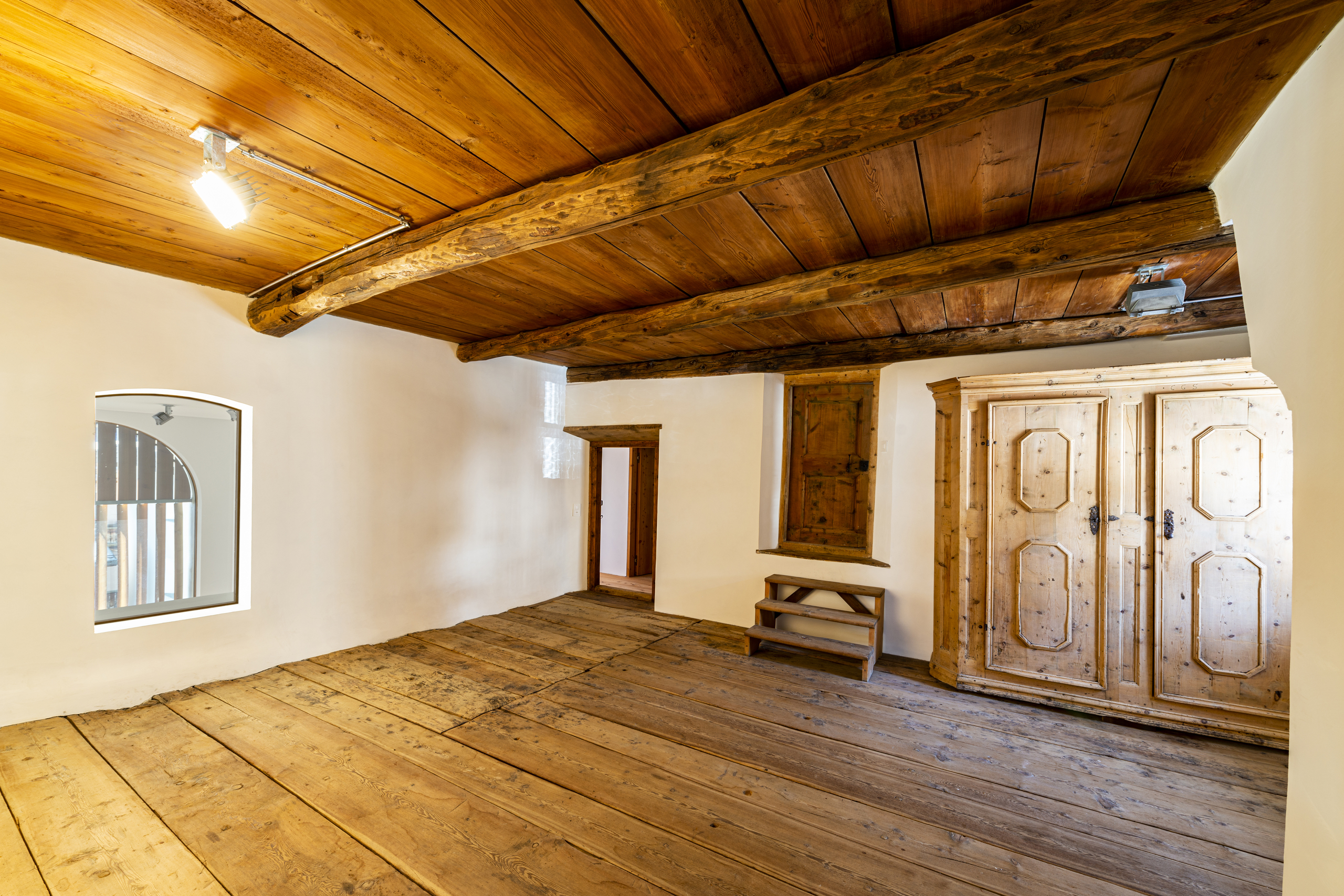 Rustikaler Innenraum mit Holzbalkendecke