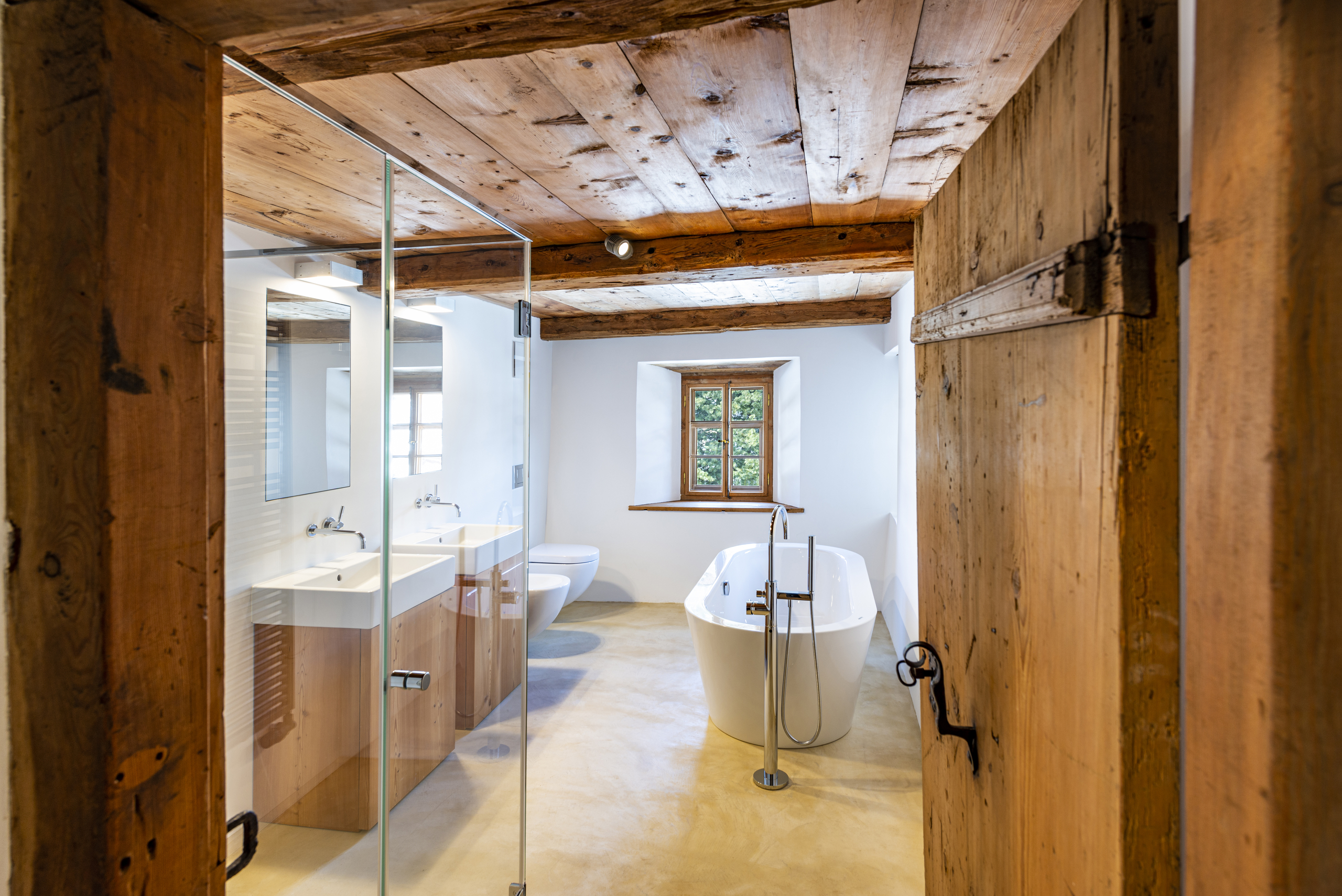 Rustikales Badezimmer mit freistehender Wanne