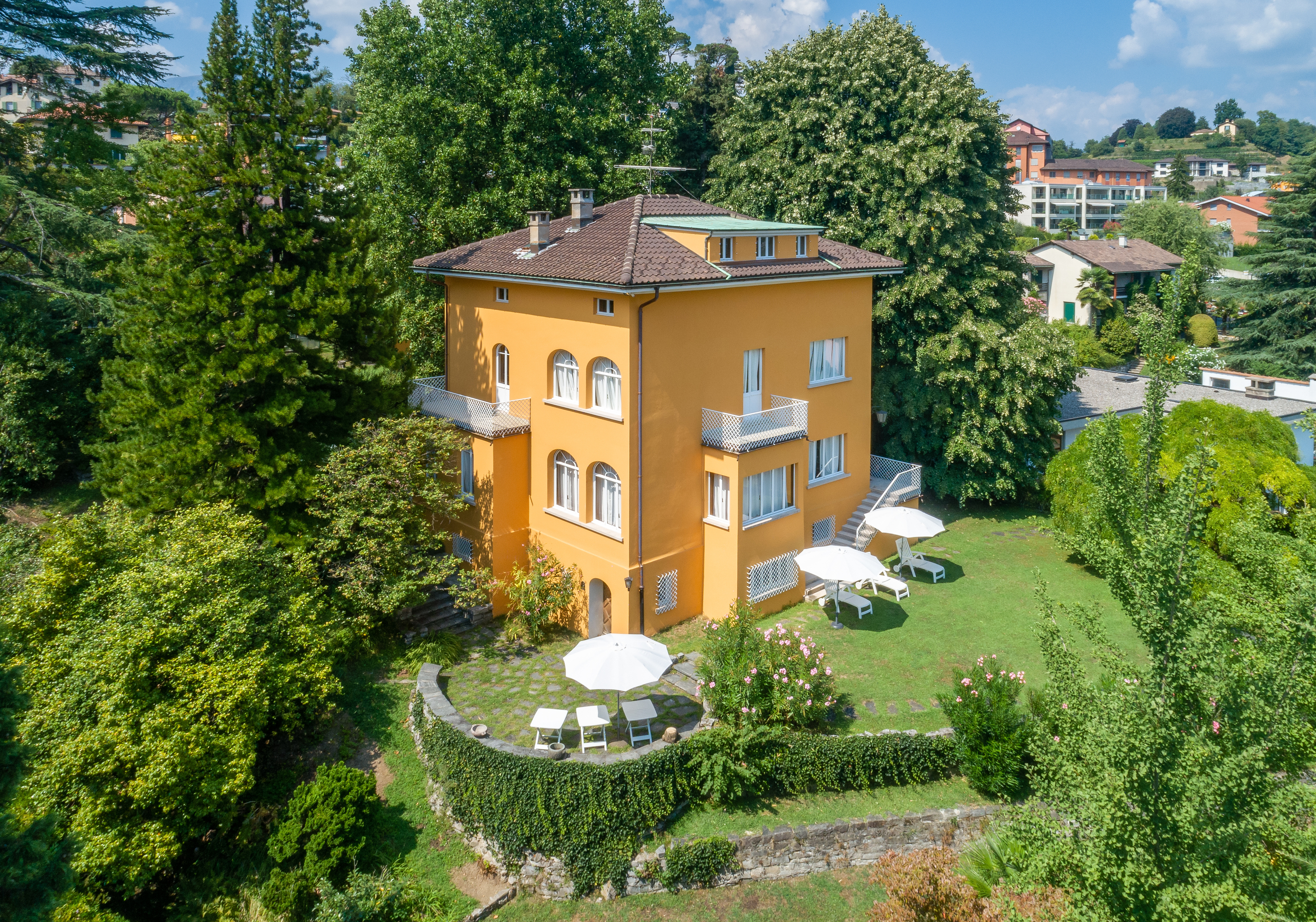 Gelbes Haus mit großem Garten