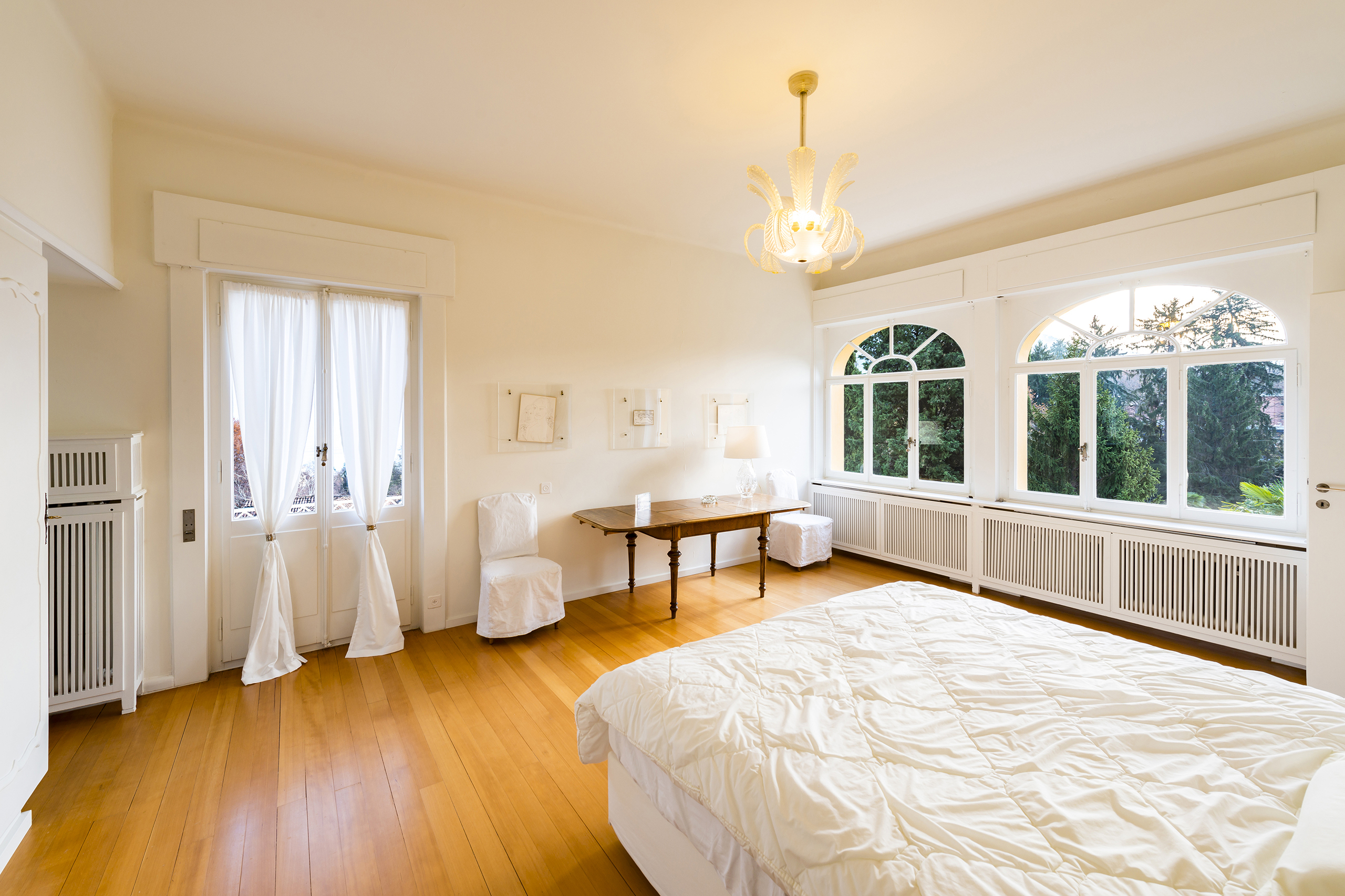 Helles Schlafzimmer mit großen Fenstern