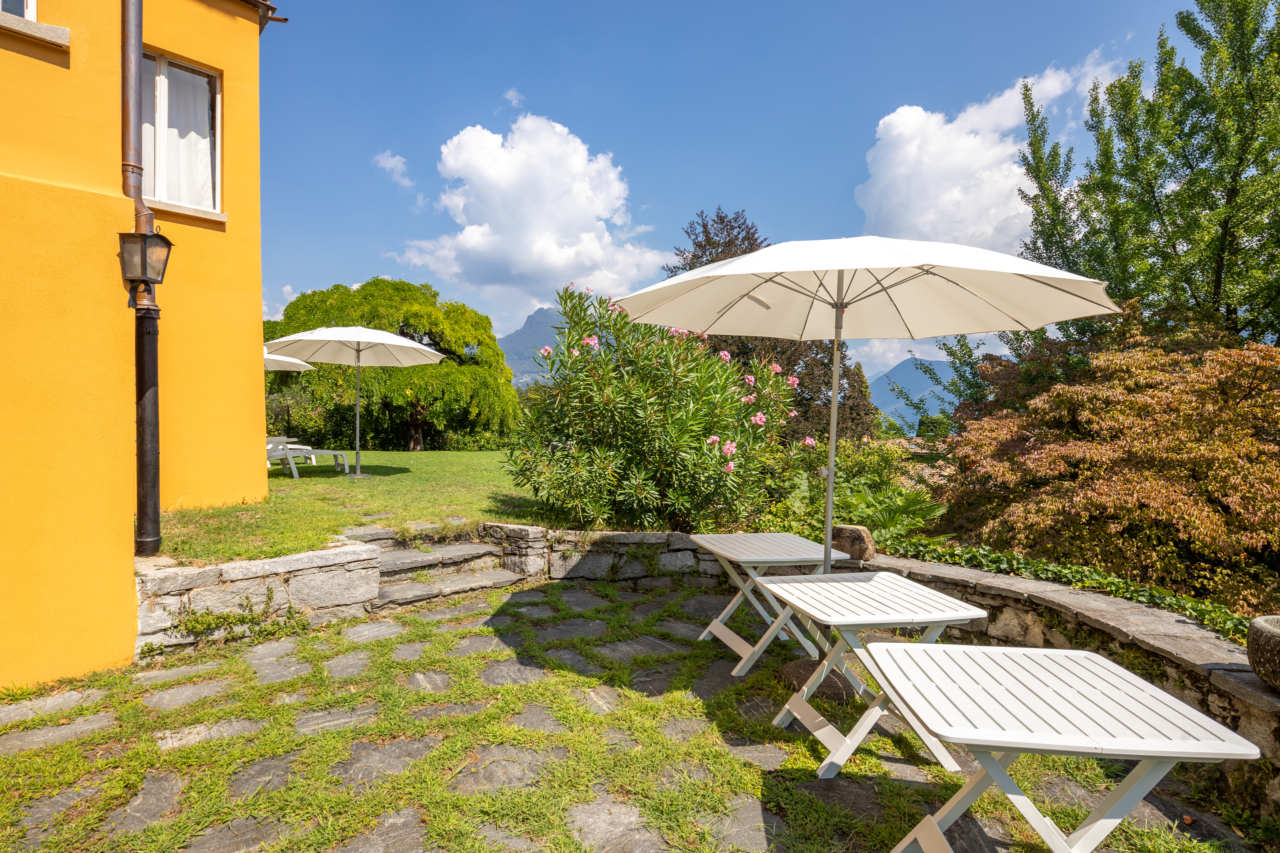 Garten- bzw. Terrassenbereich mit Sitzmöbeln und Blick ins Grüne