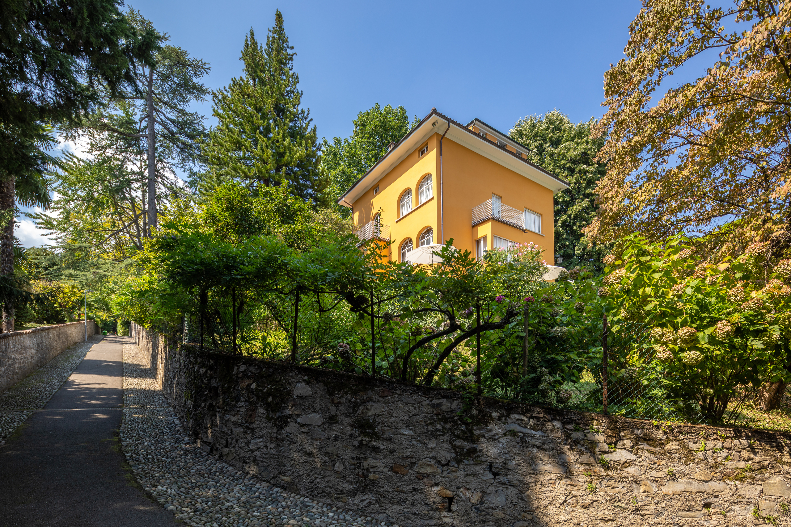 Gelbes Villenhaus in grüner Umgebung