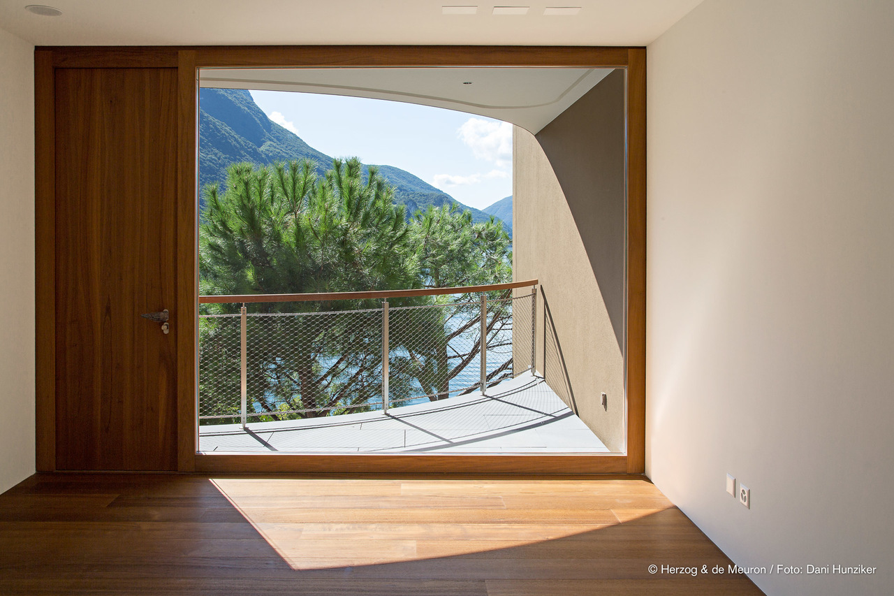 Innenraum mit großem Ausblick auf Balkon und Berge