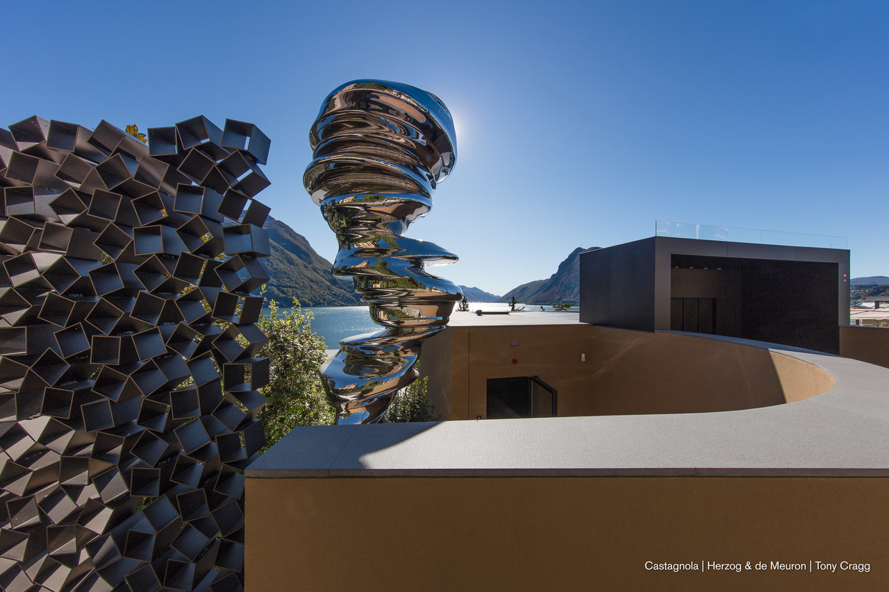 Moderne Außenansicht mit skulpturalen Metallobjekten am See