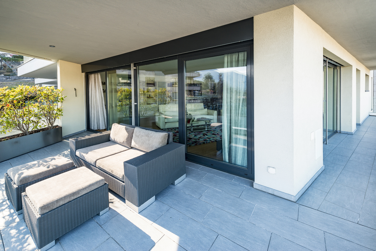 Moderne Terrasse mit Loungemöbeln