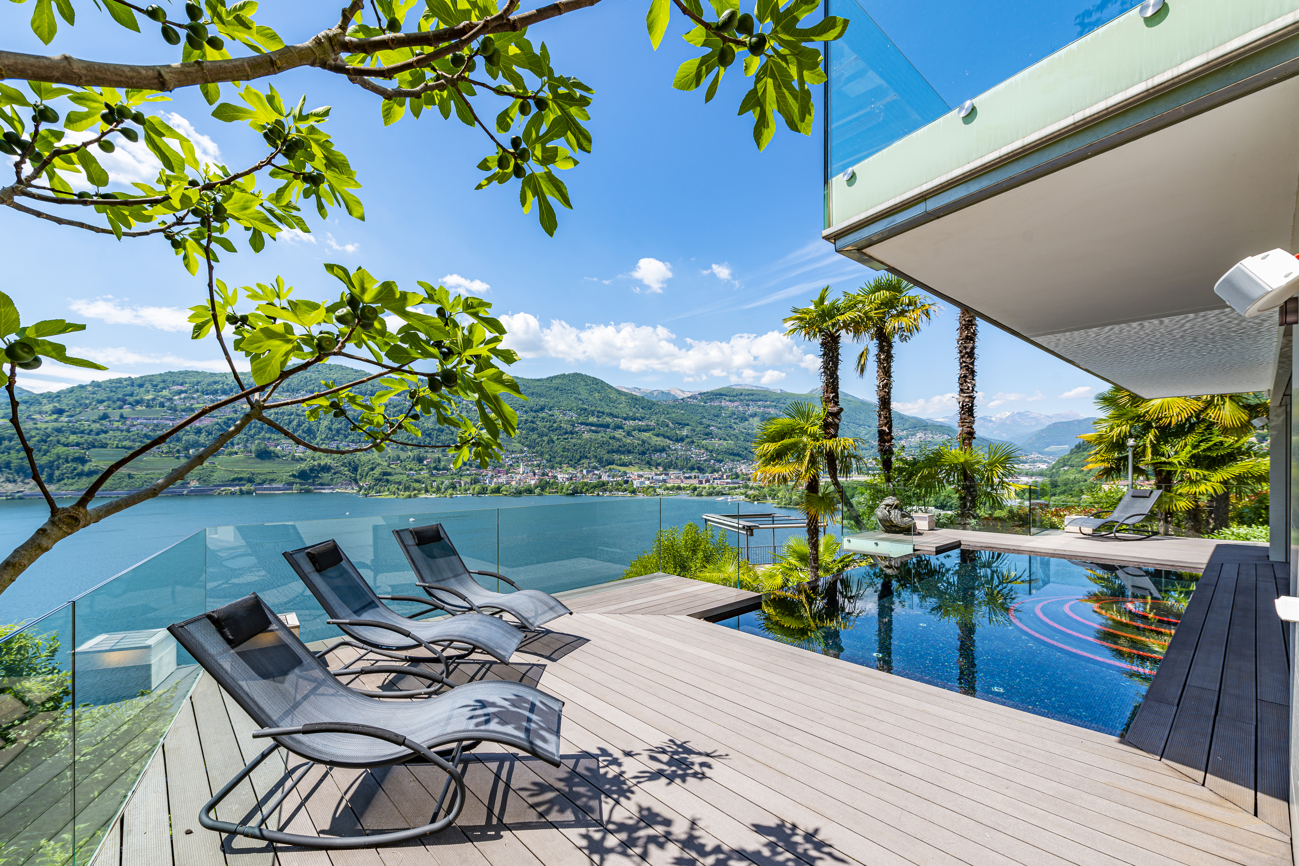 Luxuriöse Poolterrasse mit Seeblick