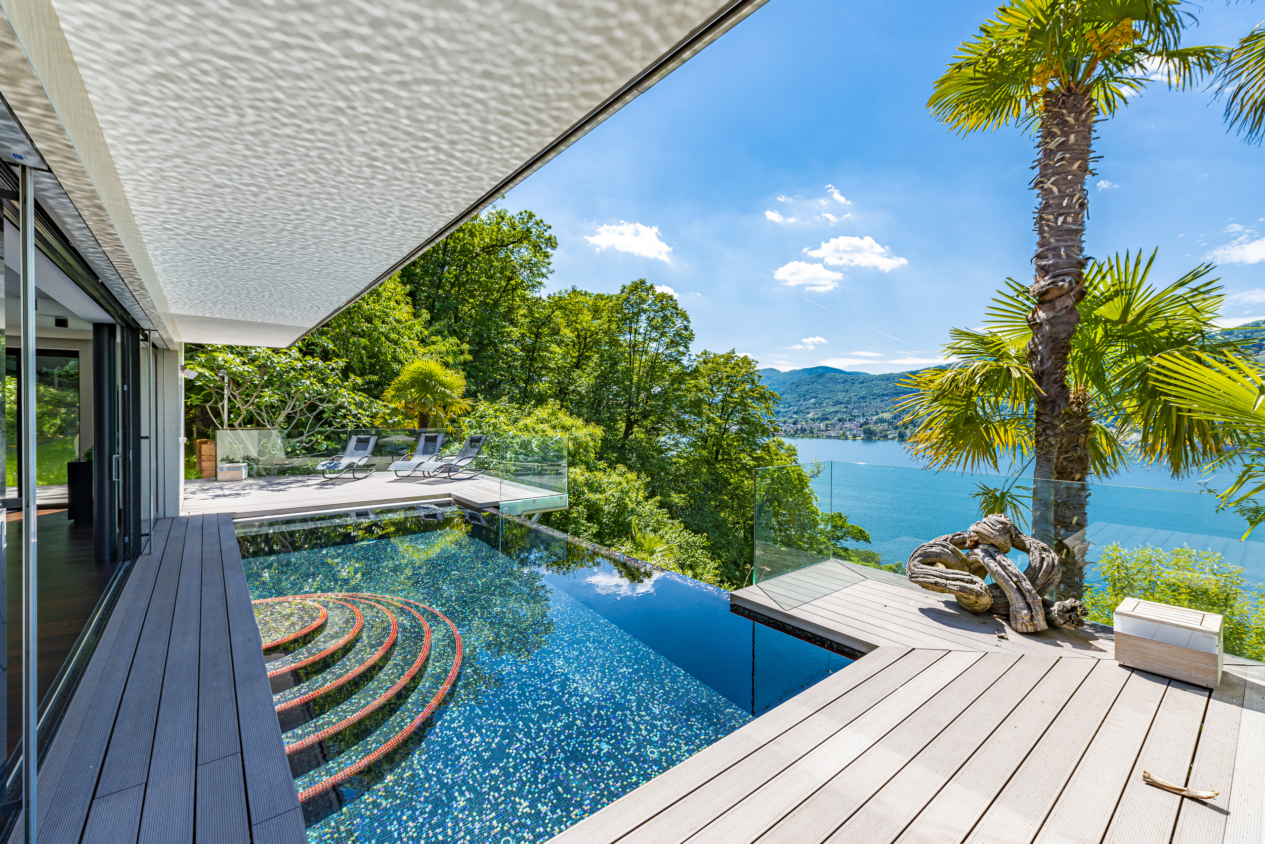 Luxus-Terrasse mit Pool und Seeblick