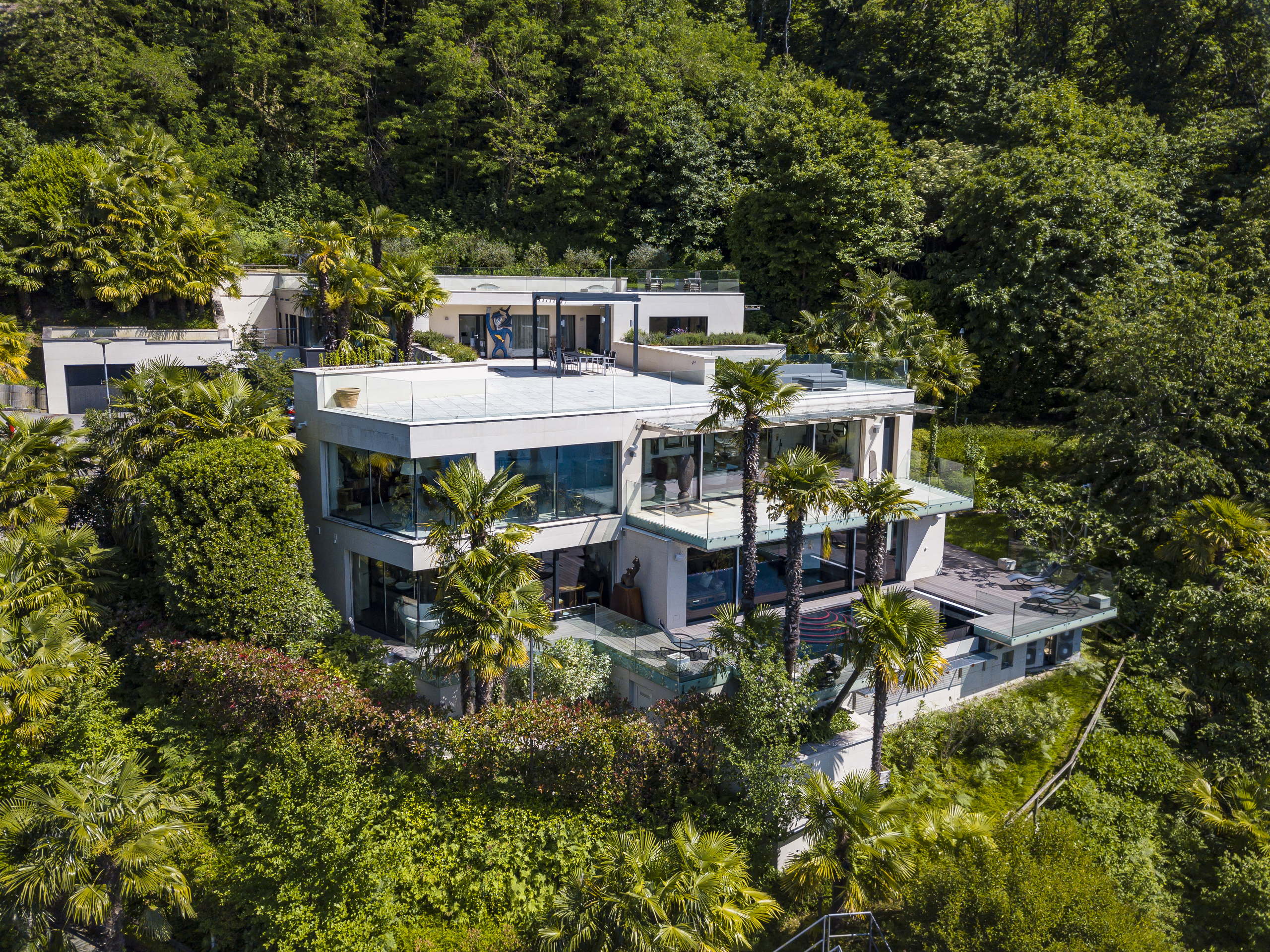 Luxuriöse moderne Villa in tropischer Hanglage