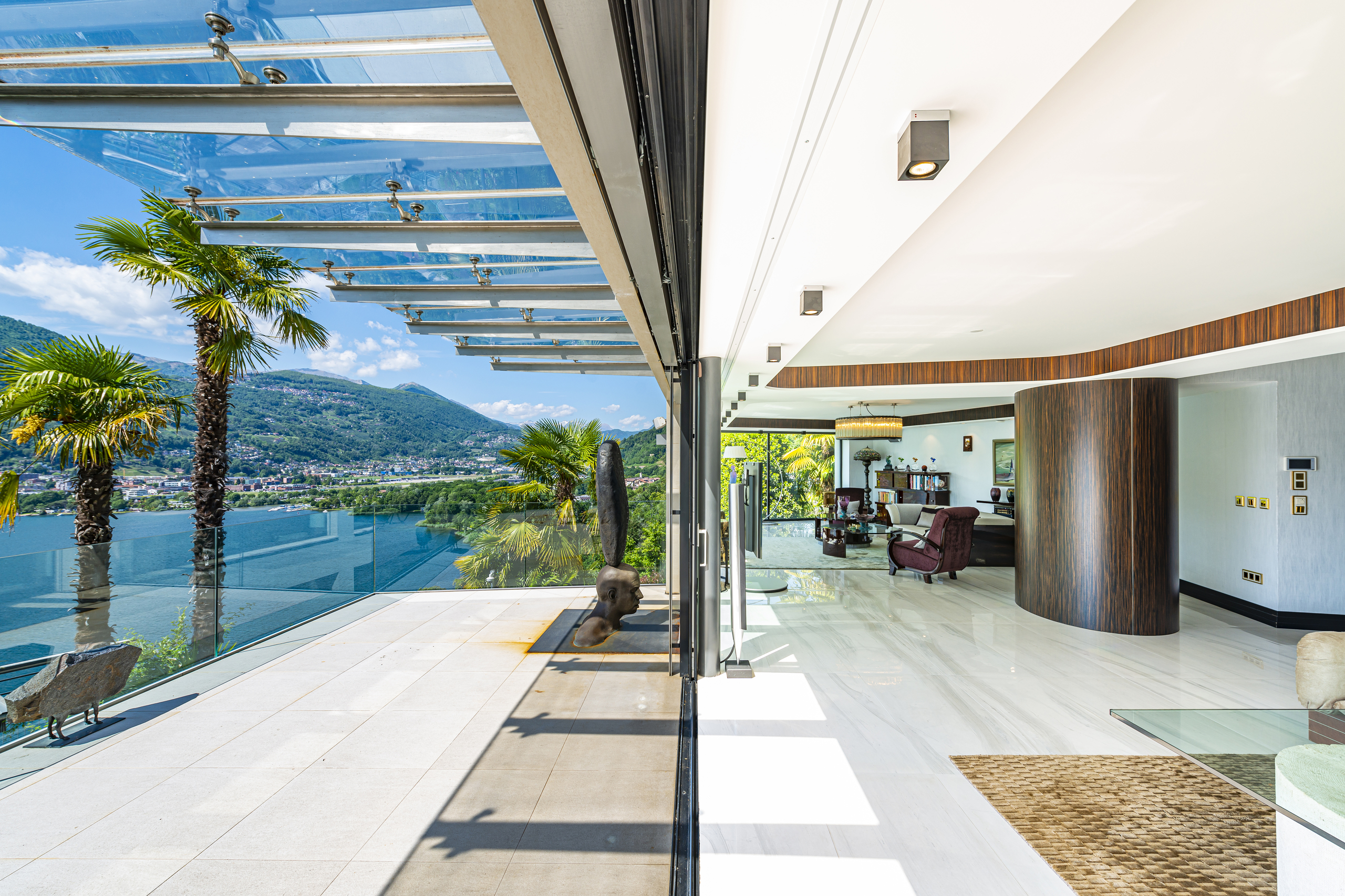 Luxuriöse Wohnterrasse mit Panoramablick