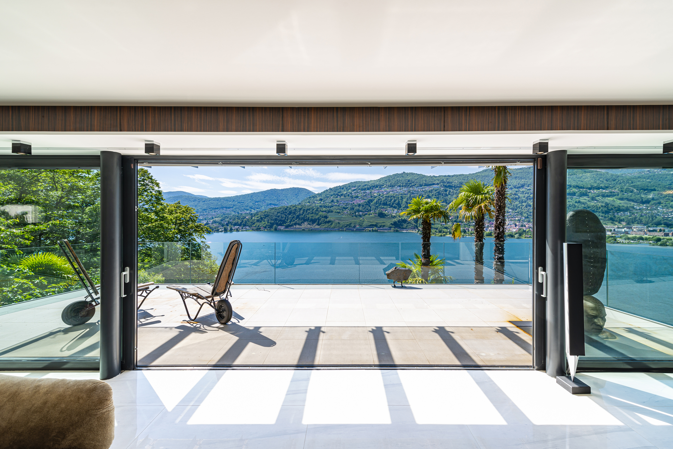 Panoramischer Wohnraum mit Seeblick