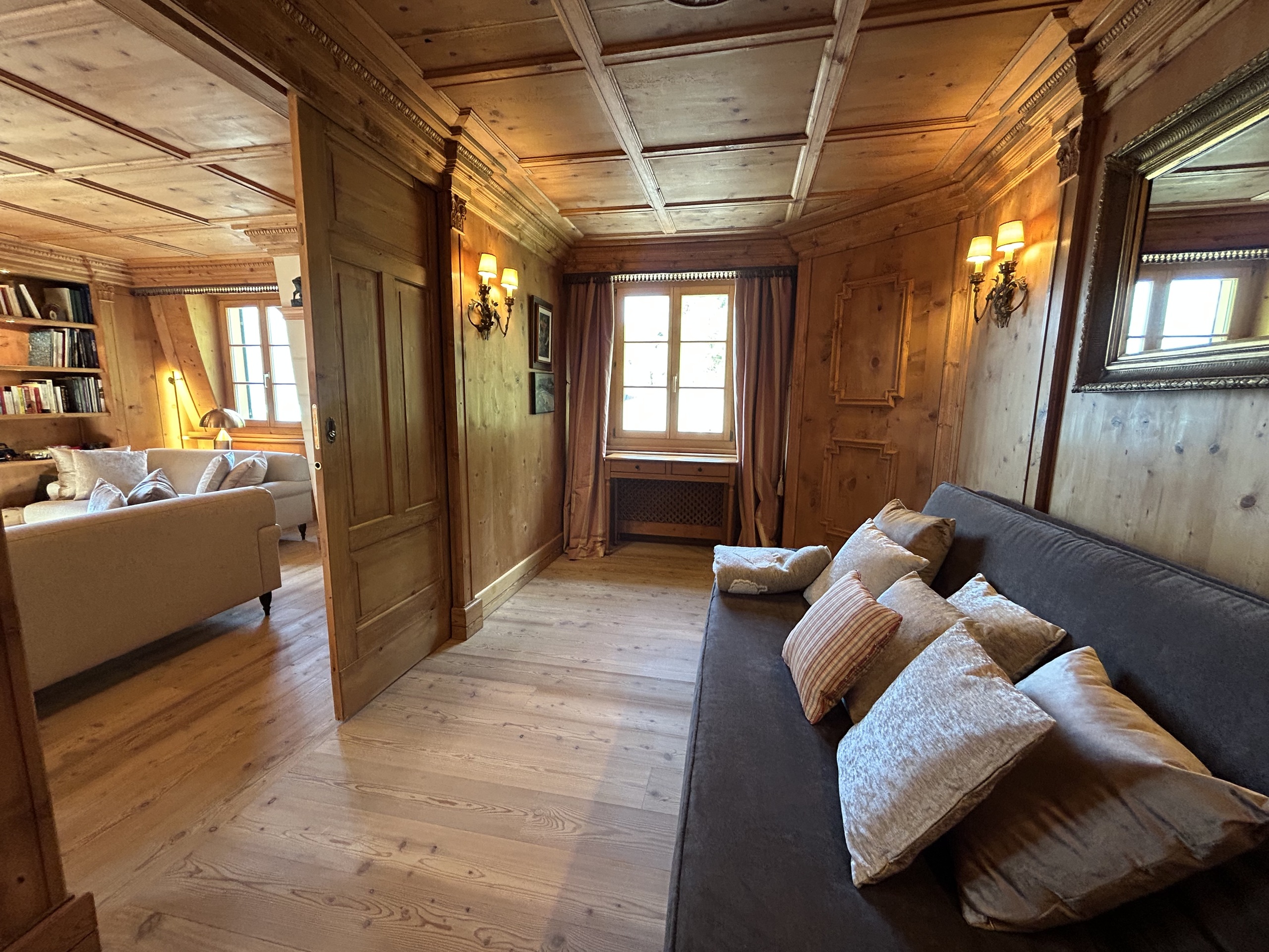 Gemütlicher holzvertäfelter Wohnbereich mit Sitznische