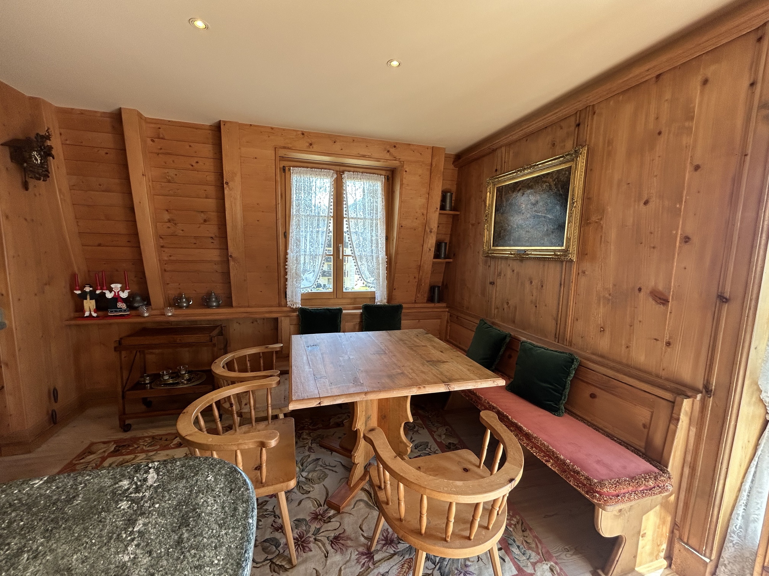 Rustikale Holzstube mit Esstisch