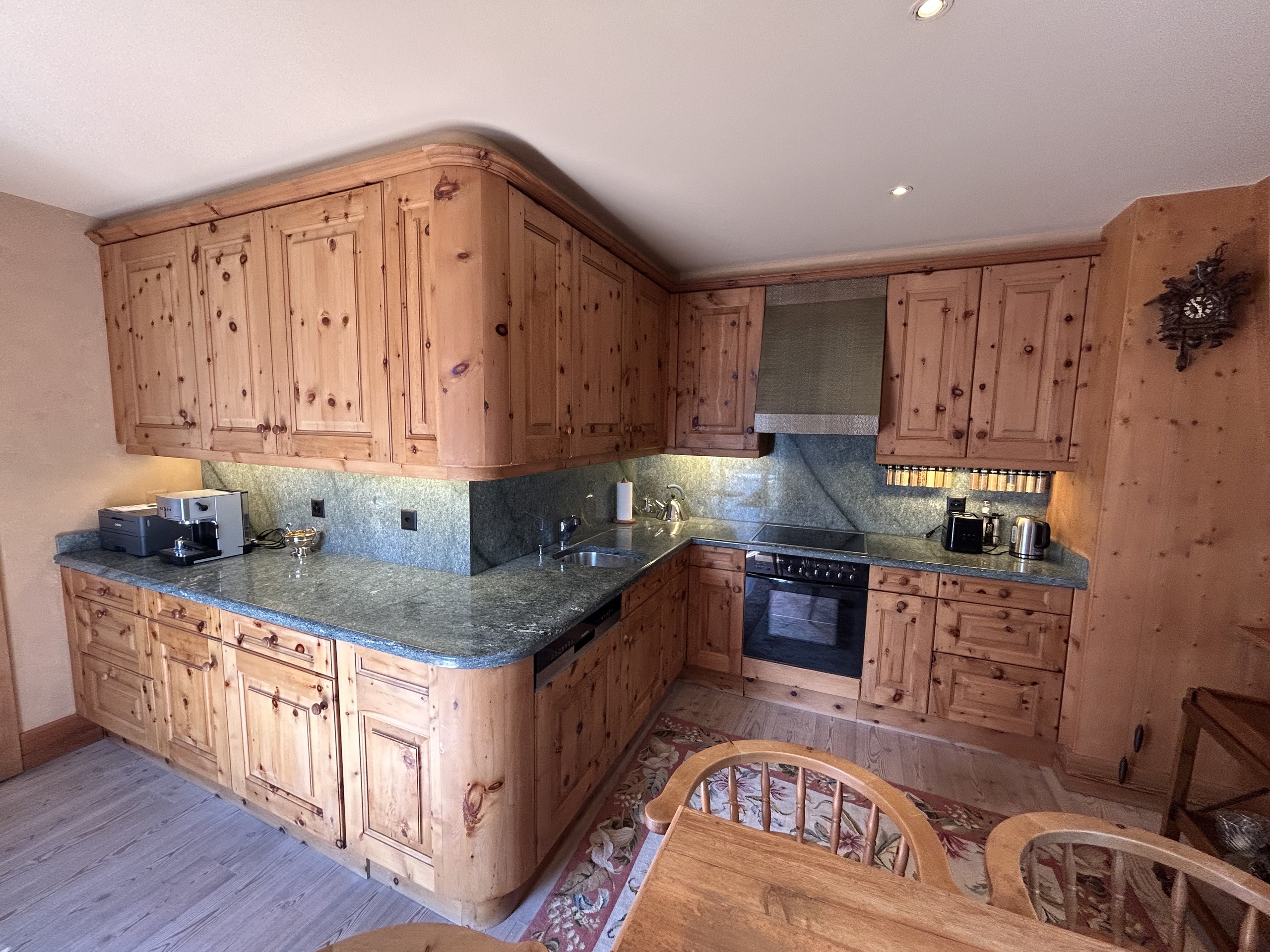 Rustikale Landhausküche mit Holzfronten