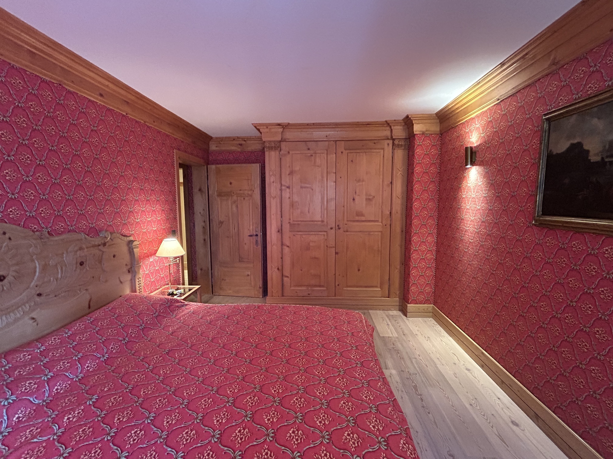 Schlafzimmer mit rotem Musterdekor