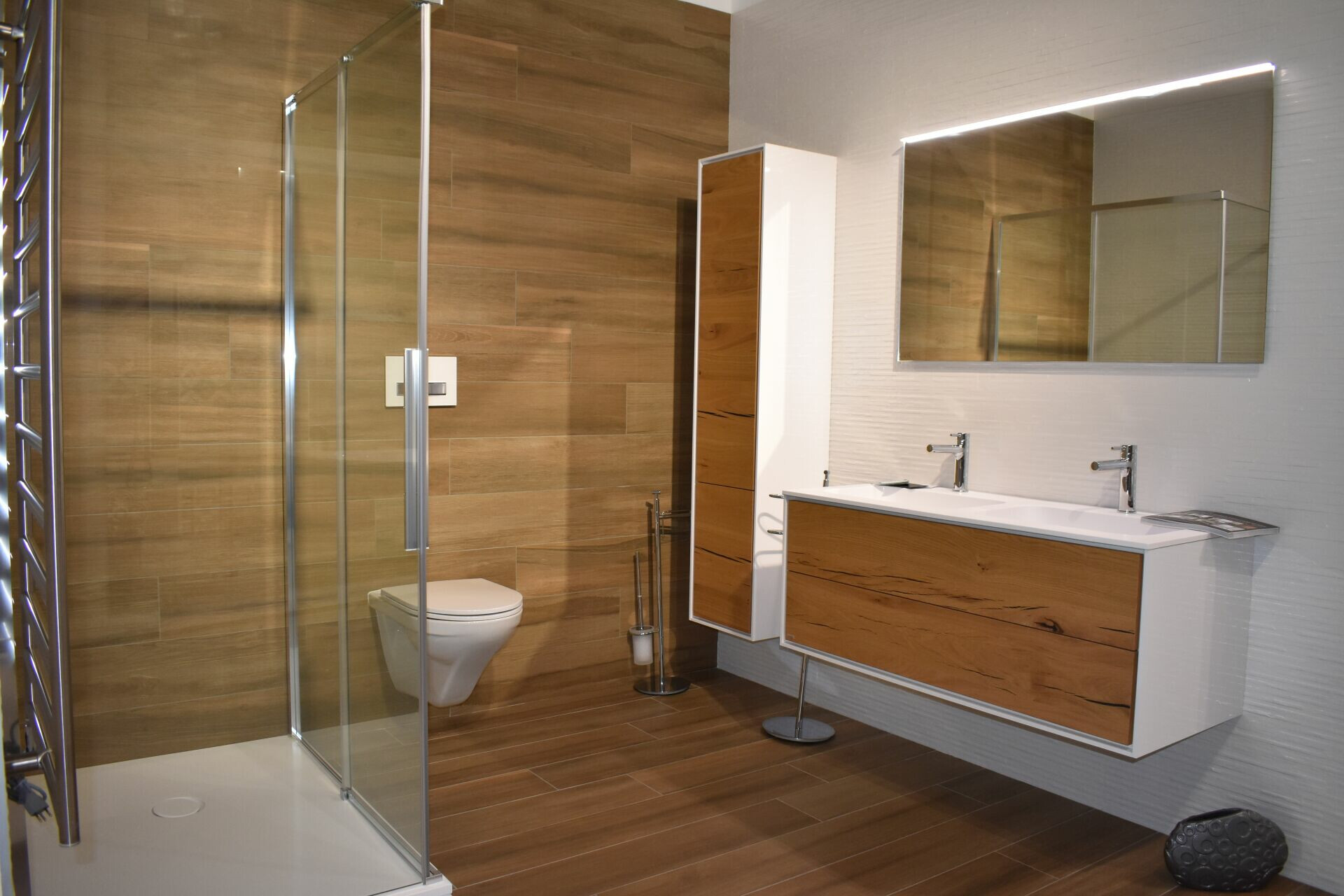 Modernes Badezimmer mit Holzoptik und Doppelwaschtisch