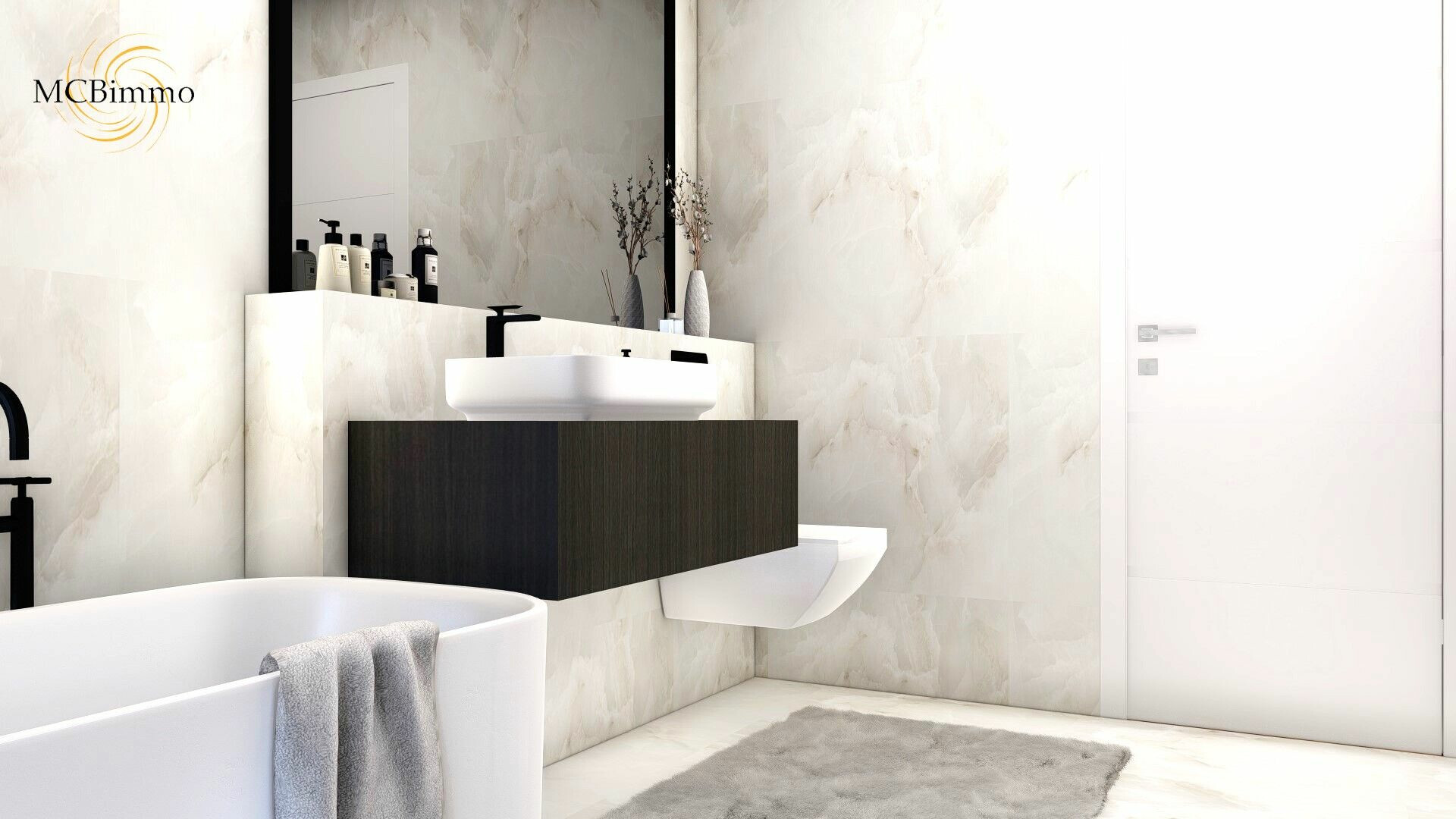 Modernes helles Badezimmer mit freistehender Wanne