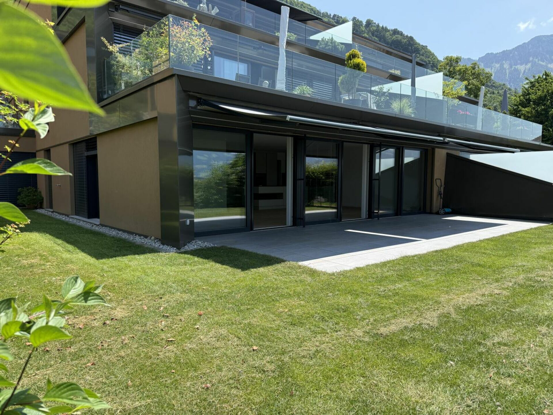 Moderne Villa mit Terrassen und Bergblick