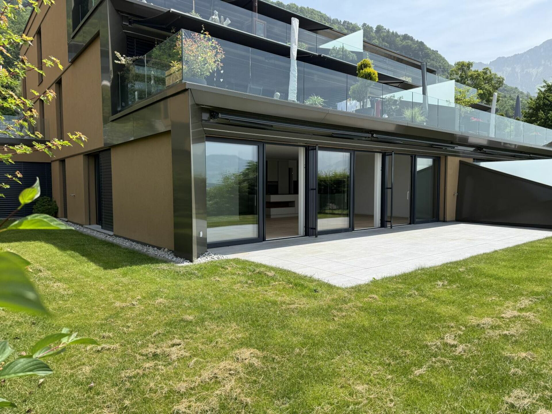 Moderne Terrassenansicht mit Bergkulisse