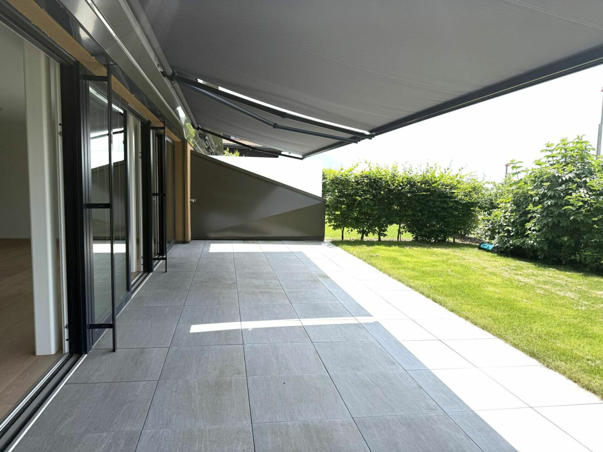Überdachte Terrasse mit Gartenblick