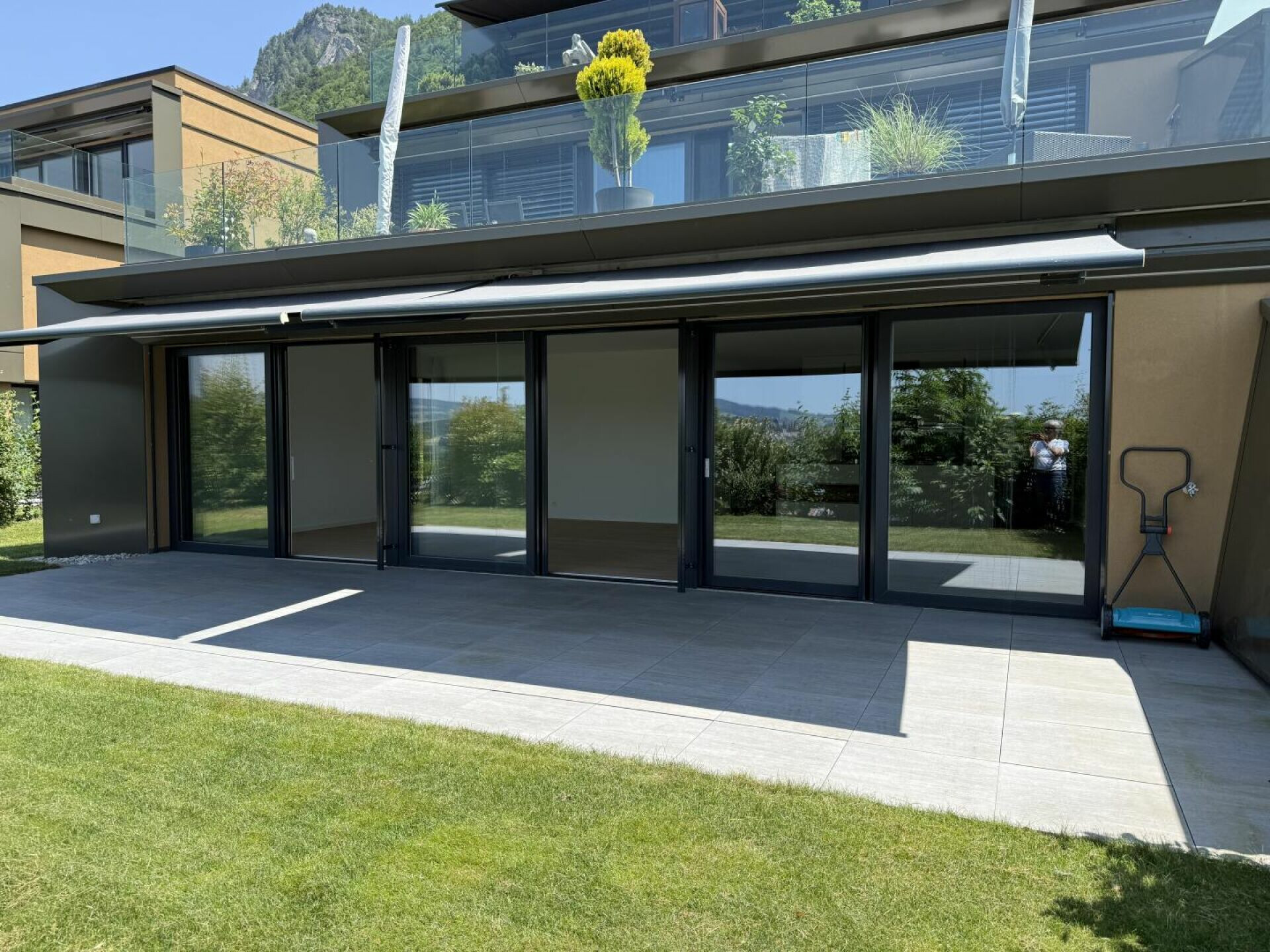 Moderne Terrasse mit Garten und Bergblick