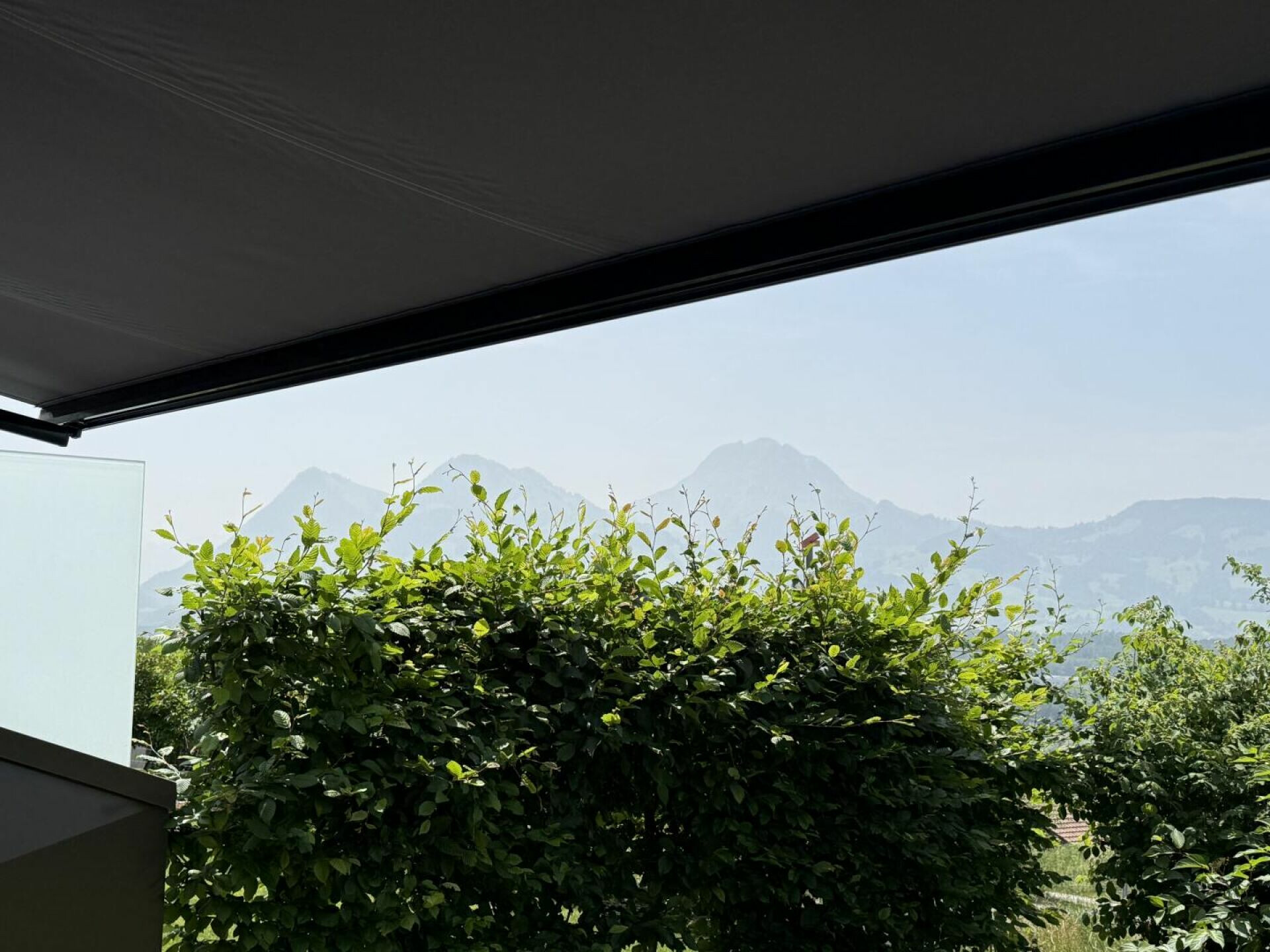 Bergblick von einer überdachten Terrasse