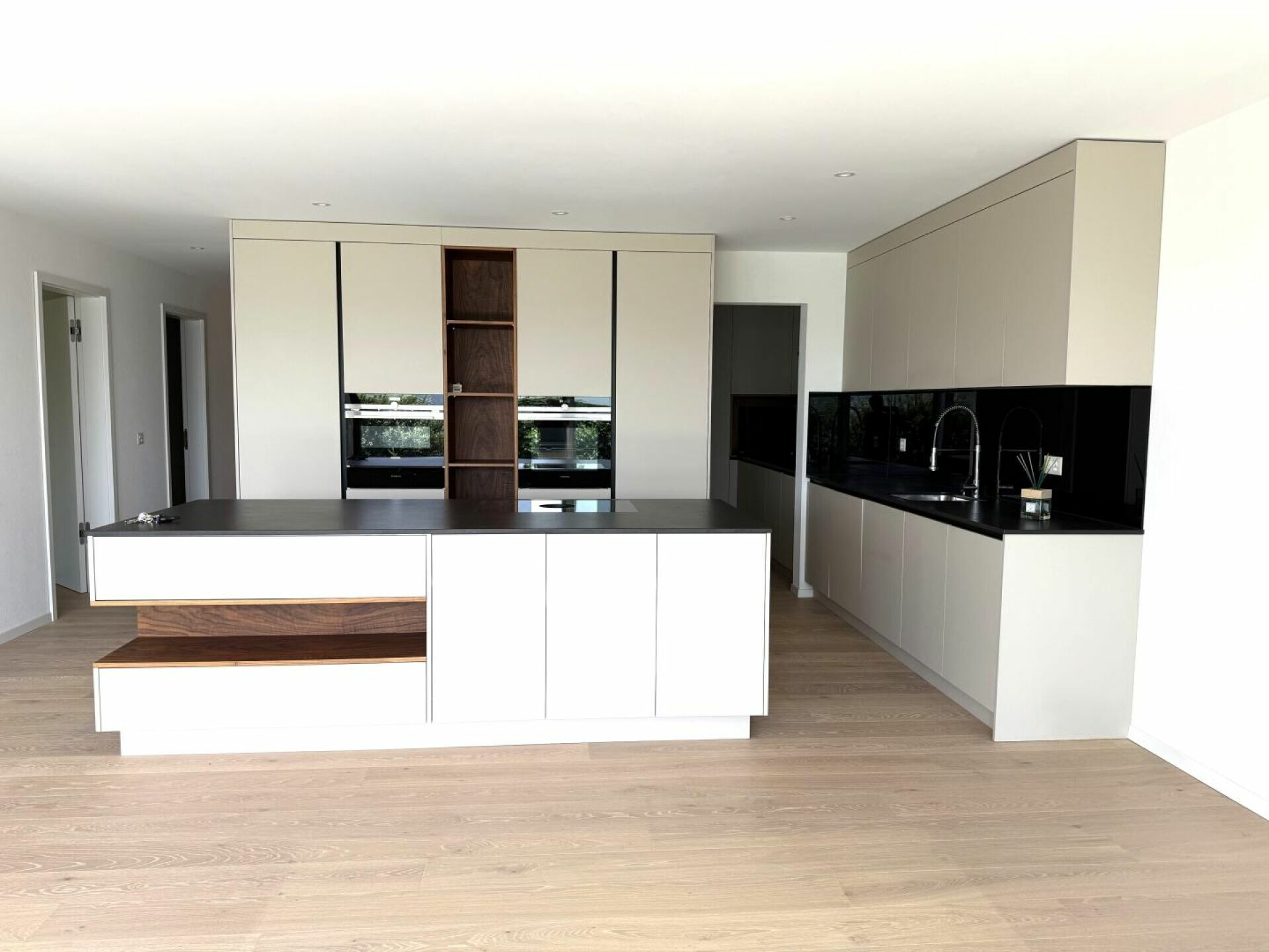 Offene Designerküche mit Kochinsel