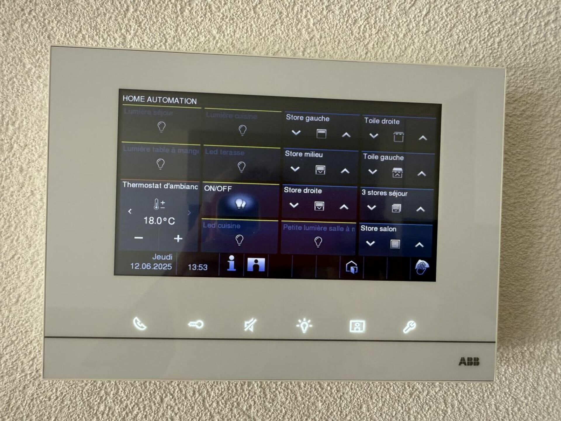 Smart-Home-Bedienpanel an strukturierter Innenwand