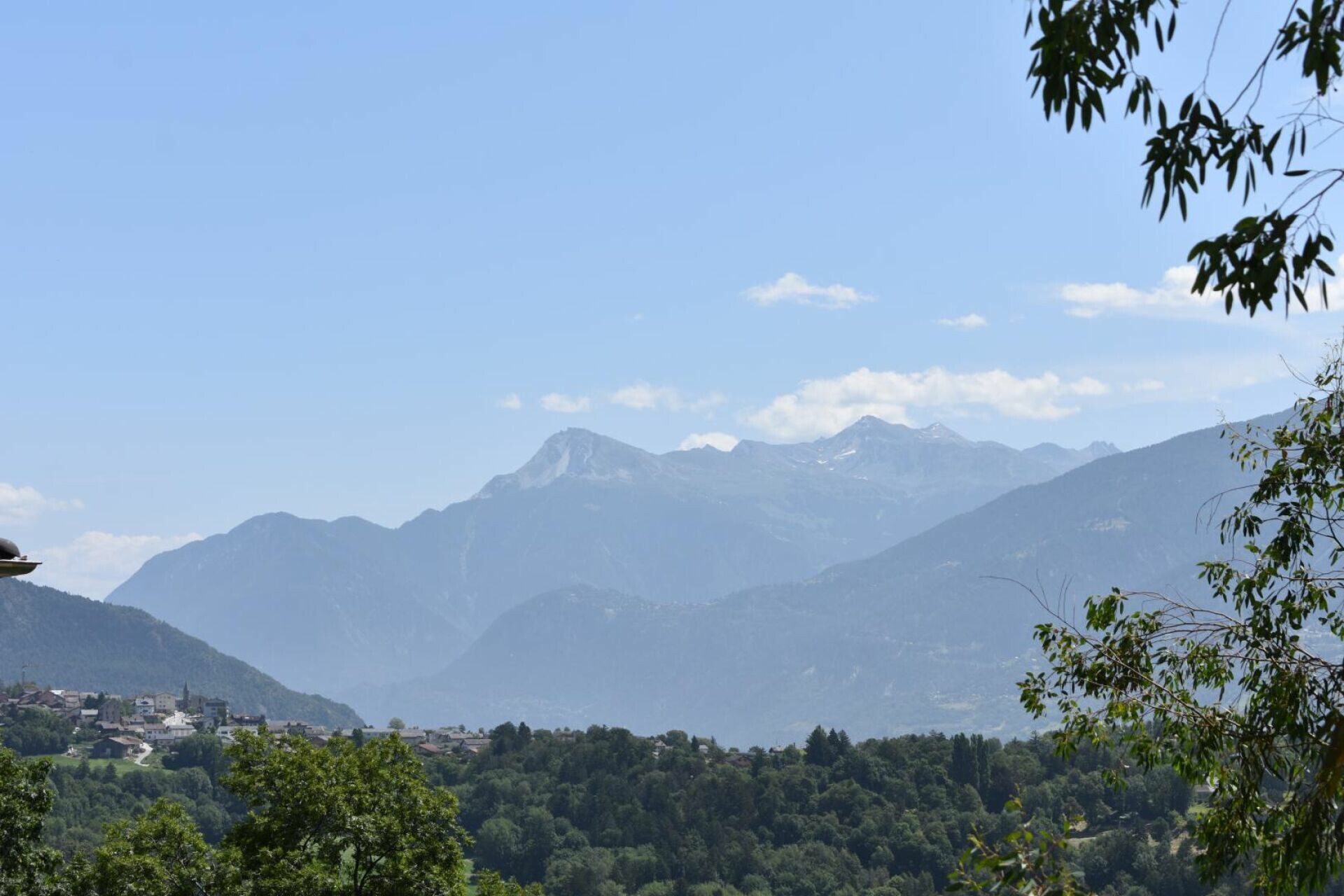 Bergpanorama mit Tal und Ortschaft