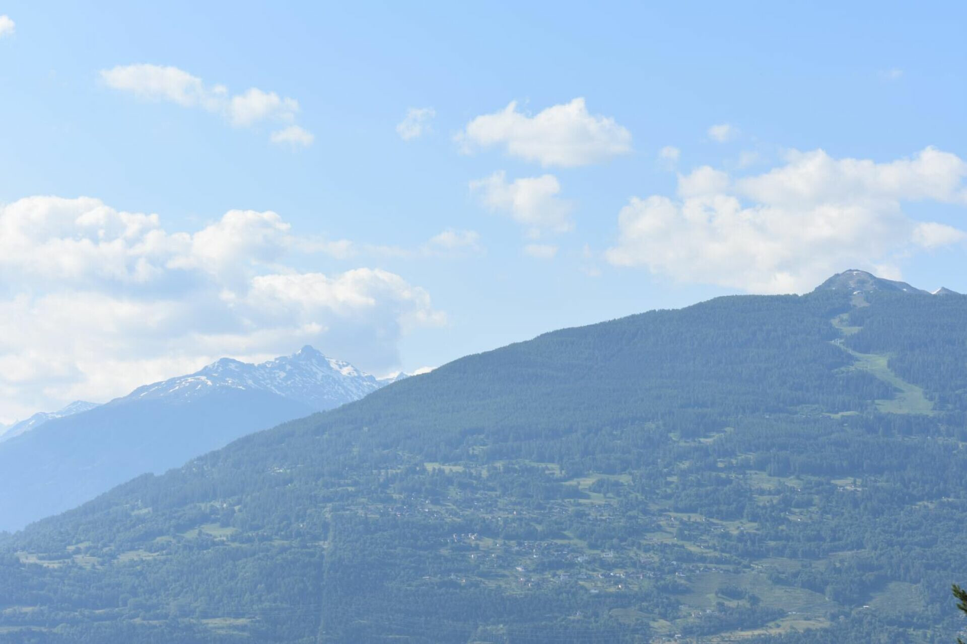 Bergpanorama mit Tal und Himmel