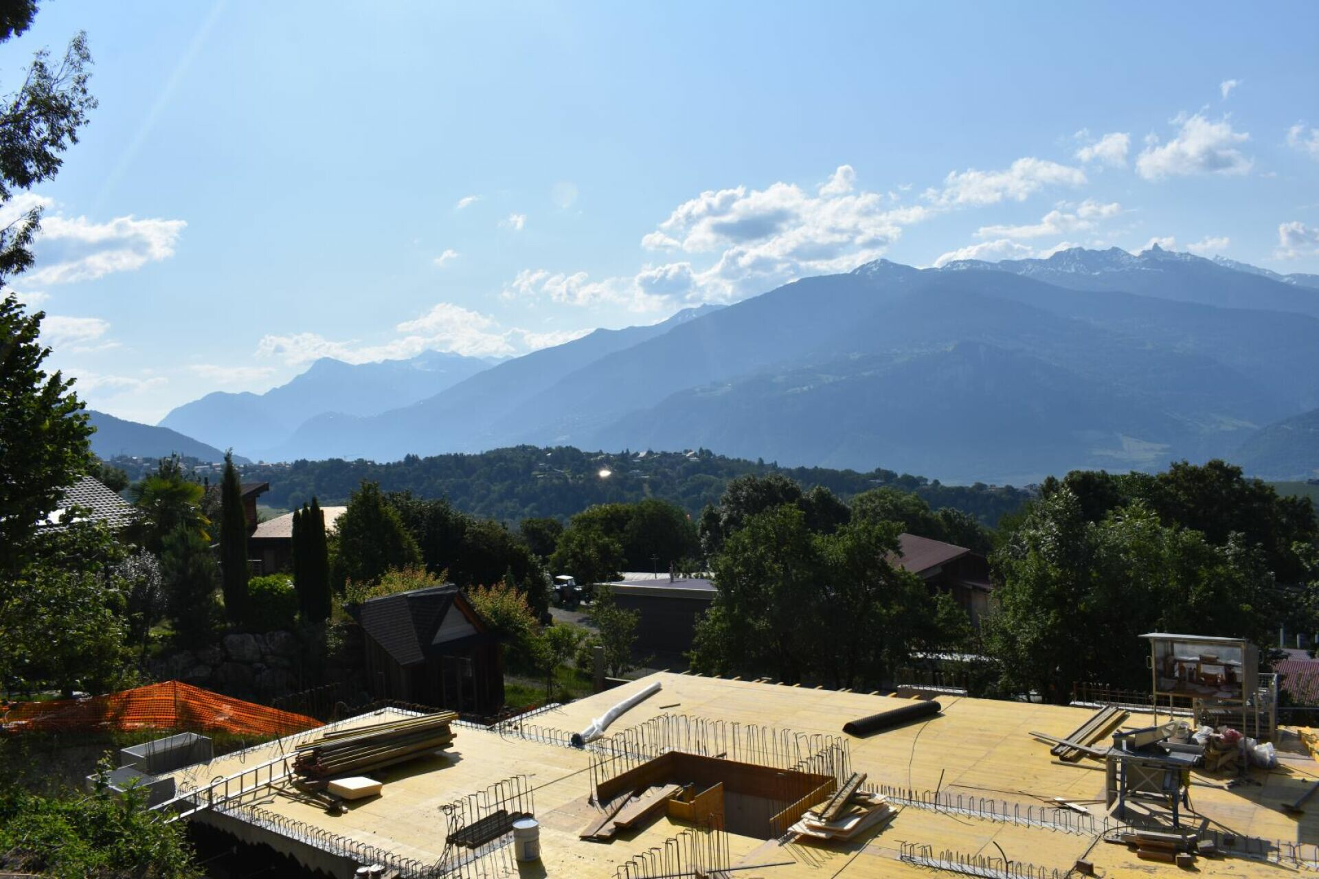 Bergpanorama über einem Hausdach im Bau