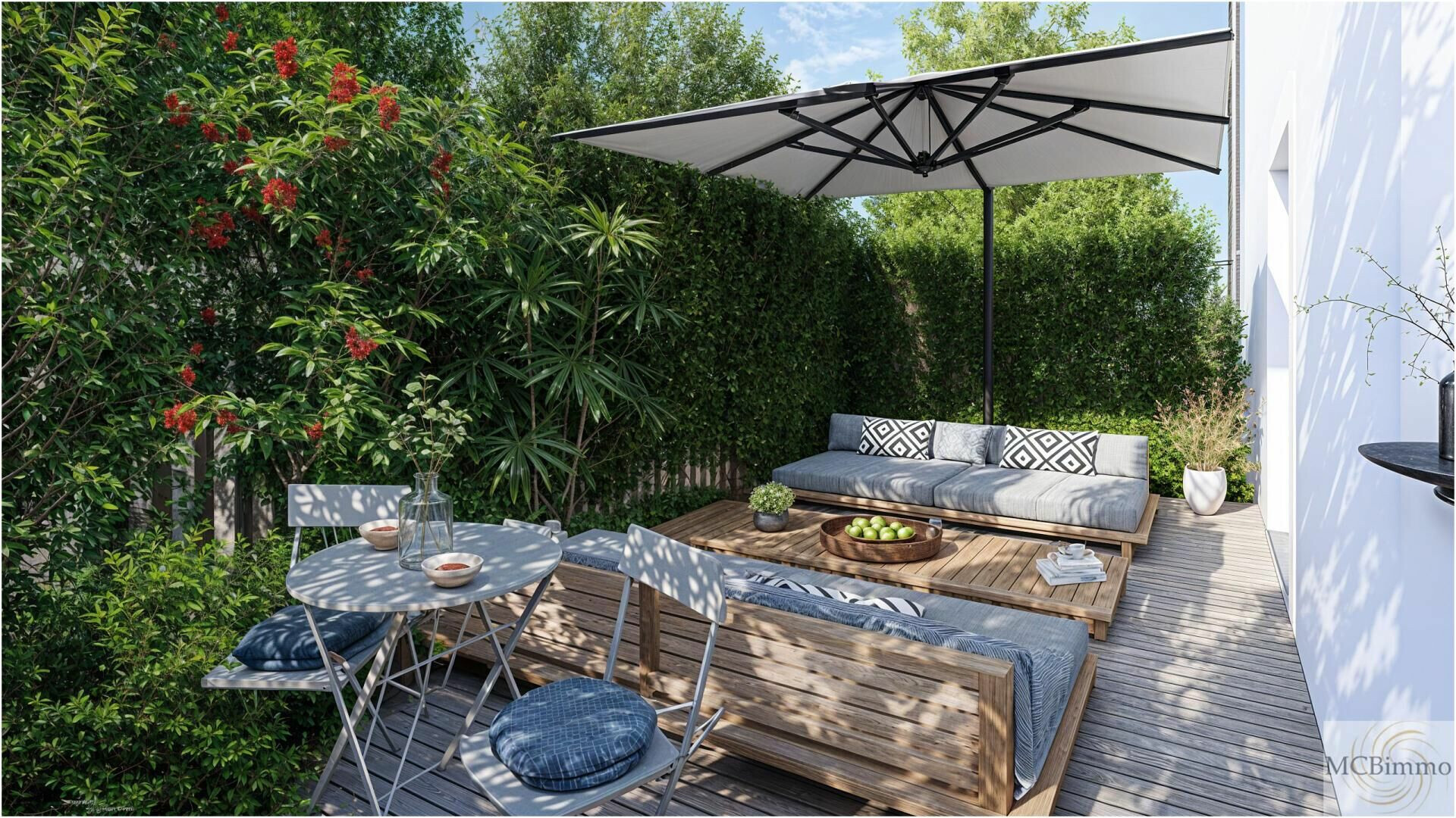 Gepflegte Gartenlounge mit Essbereich