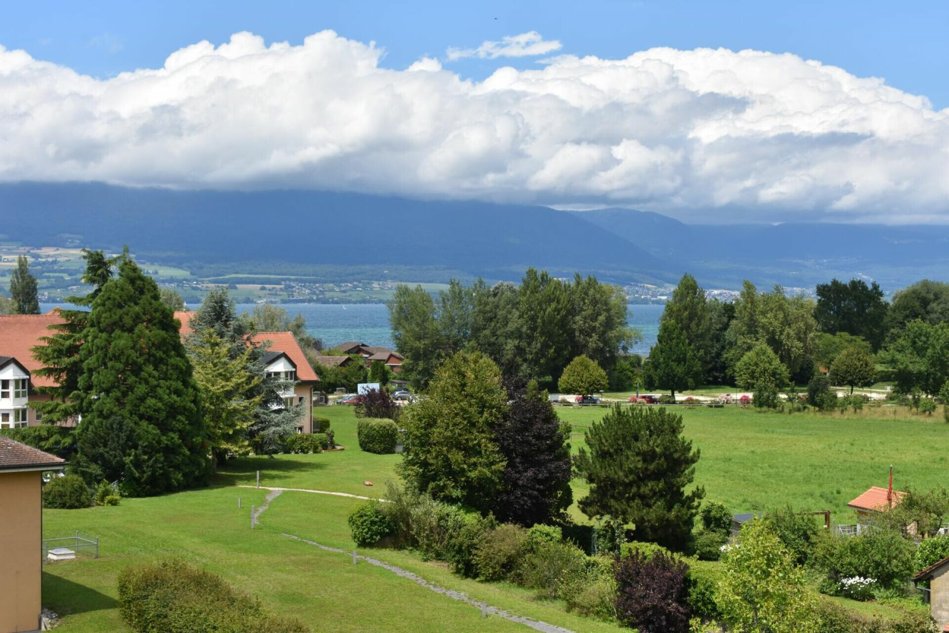 Landschaft mit See- und Bergblick